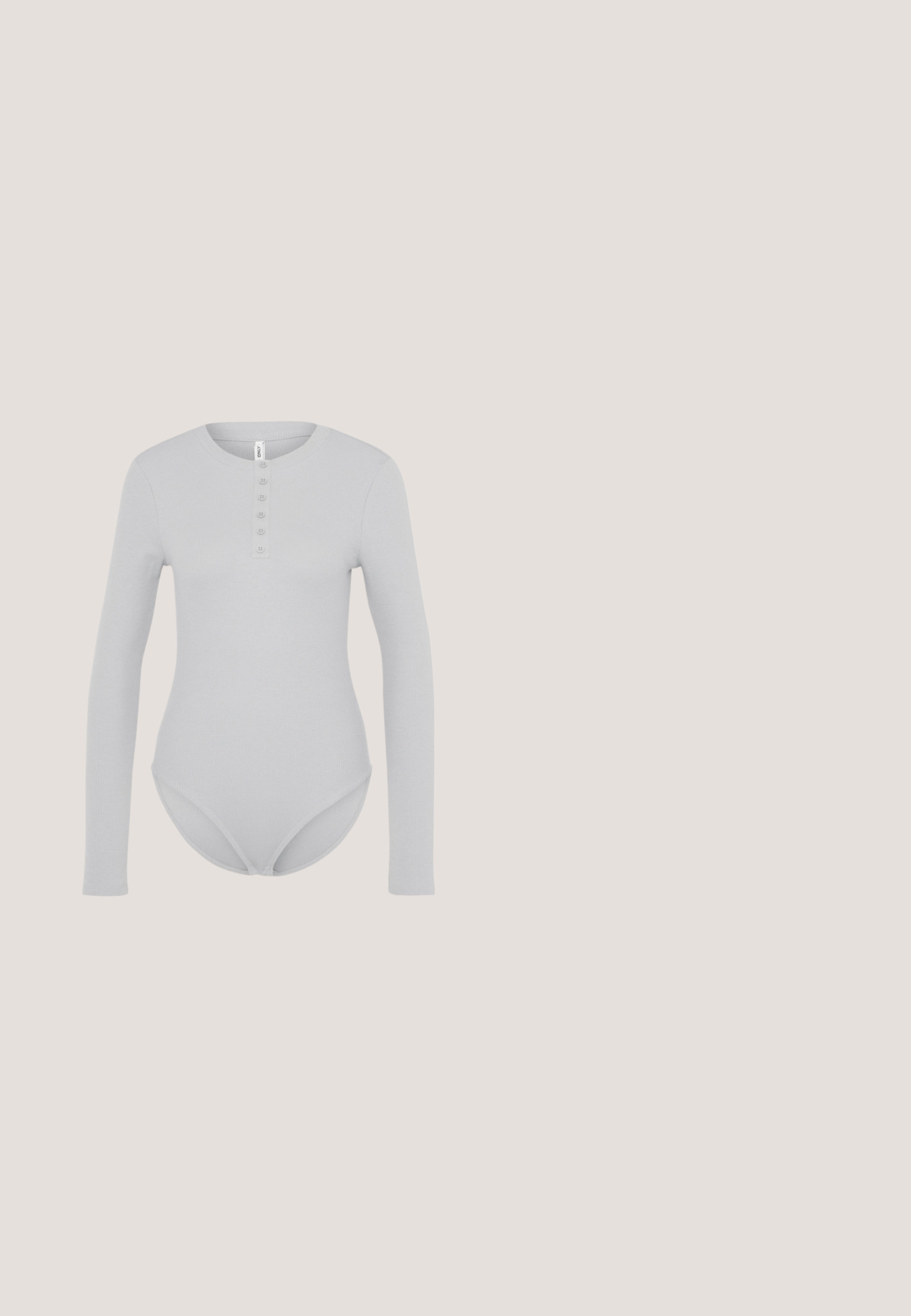 ONLY ONLCARI BODY - Langarmshirt - ultimate grey; Hellegraue weite Cargo-Hosen aus strukturiertem Stoff, ausgestattet mit zwei seitlichen Taschen und zwei klappbaren Cargo-Taschen auf den Oberschenkeln.; Weiße Plattform-Sneaker aus glattem Leder mit perforierten Details und flachen Schnürsenkeln; ausgestattet mit einer dicken weißen Gummisohle.; Schwarze Sonnenbrille mit wrap-around Design, dunkel getönten Gläsern, glänzenden, sternförmigen Akzenten und verstellbaren Nasenpads.; Grau strukturierte Handtasche mit gepolstertem Griff, Netzelementen, verstellbarem Schulterriemen und einem vorderen Verschluss. Kompaktes Design mit abgerundeter Form.; Silberne Creolen mit einem Kreuz- und Herz-Anhänger. Glatte, glänzende Textur mit polierter Oberfläche. Jeder Anhänger hängt an einem sicheren Ring.