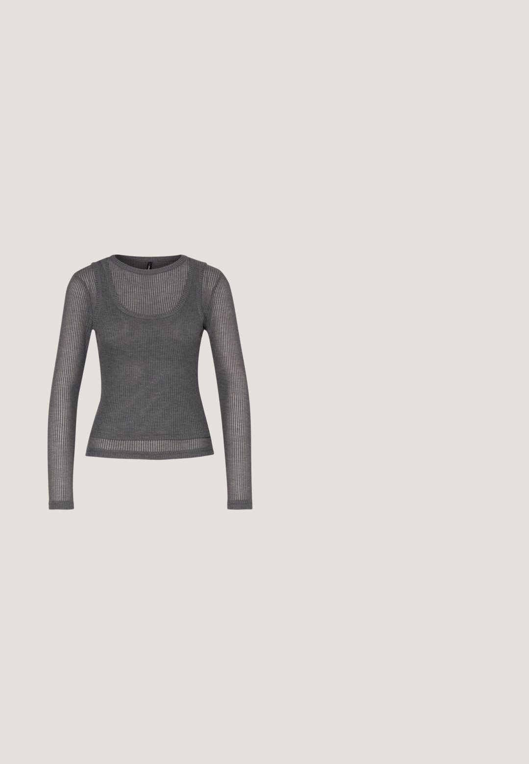 Grijze, lange mouwen top gemaakt van ribbelstof. Kenmerkt zich door een ronde hals en gemengde texturen, met contrasterende horizontale en verticale strepen.; Zwarte denim jeans met wijde pijpen, koperen klinknagels, vijf zakken en een knoopsluiting. Zachte, stevige textuur met een rechte snit van taille tot zoom.; Zwarte chunky sneakers met een gladde leren afwerking, vetersluiting aan de voorkant, gevoerde zool en een reliëflogo op de zijkant. Gezichtsopvlakte zichtbaar.; Zwarte zonnebril met een rechthoekig frame, donkere lenzen, gladde plastic materiaal en een metalen accent op de poot.; Zwarte rechthoekige schoudertas met een enkele verstelbare band en een bovenste ritssluiting op een effen achtergrond.; Zilveren hoepel oorbellen met een golvende, onregelmatige textuur. Kenmerken een dunne, ronde vorm en een reflecterende afwerking.