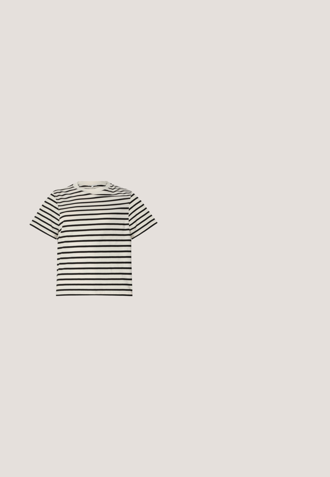 Gestreept T-shirt met een ronde hals, gemaakt van lichte katoen, met gelijkmatig verdeelde zwarte en crèmekleurige strepen, korte mouwen en een relaxte pasvorm.; Zwarte, middellange rok van zacht materiaal. Voorzien van een elastische tailleband, een twistdetail bij de heup en een zijsplit. Over het algemeen een soepele textuur.; Zwart leren Mary Jane-schoen met twee verstelbare gespsluitingen en een dikke, gegroefde rubberen zool.; Zwarte zonnebril met een slank rechthoekig frame en blauwe lenzen. Heeft een gladde textuur en stevige pootjes. Merklogo aan de zijkant.; Roze, gevoerde handtas met een afgeronde vorm, gemaakt van glanzend materiaal. Beschikt over een geplooide handgreep en een ritssluiting voor veilige toegang.; Een paar glanzende zilveren oorringen met dunne draadafsluitingen, getoond op een lichtgrijze achtergrond.