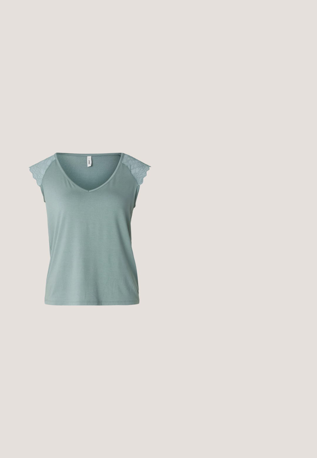 Hellgrünes kurzärmliges Oberteil mit V-Ausschnitt und floralen Spitzelementen an den Schultern, aus weichem Baumwollmaterial mit glatter Textur.; Helle blaue, hoch geschnittene Jeans aus Denim mit weitem Bein, fünf Taschen und Nähdetails. Glatte Textur mit sauberem Finish.; Hellvioletter Wildleder-Sneaker mit cremefarbenen Akzenten und dicken weißen Schnürsenkeln, der über Betonstufen im Außenbereich schwebt.; Schwarze Sonnenbrille mit einem eleganten rechteckigen Rahmen und blauen Gläsern. Besitzt eine glatte Oberfläche und robuste Scharniere. Markenlogo an der Seite.; Frau trägt eine schwarz-weiß gemusterte Bluse und hält eine glänzende rote Schultertasche vor einem einfarbigen Hintergrund.; Silberne Creolen mit polierter Oberfläche, die kleine goldene Akzentdetails und eine runde Form aufweisen, am Ohrläppchen getragen.