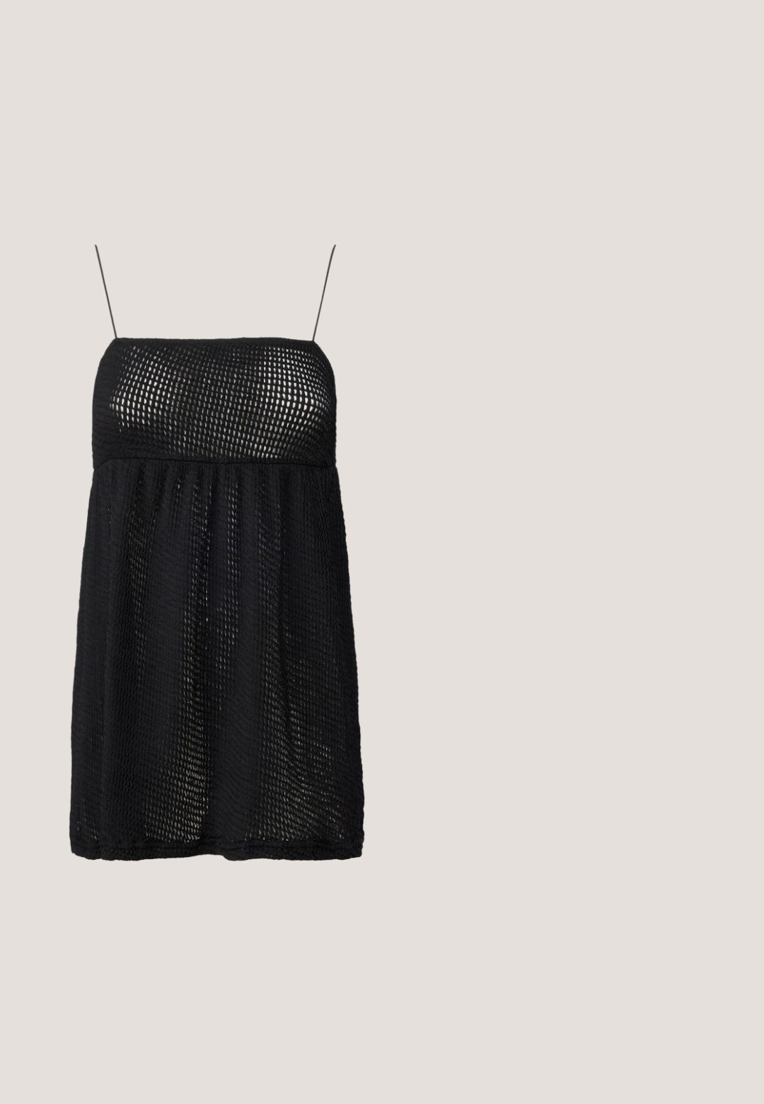 Schwarzes ärmelloses Kleid mit einem taillierten Oberteil und einem ausgestellten Rock, das ein strukturiertes Netzdesign und verstellbare Spaghettiträger aufweist.; Schwarze Leinen-Haremshose mit elastischem Bund und Kordelzug. Glatte Textur, atmungsaktives Material und bodenlanger Schnitt.; Schwarze Plateausandalen mit einem breiten Riemen und einer klobigen Sohle. Aus glattem Material mit mattem Finish und ohne sichtbare Hardware gefertigt.; Oval geformte Sonnenbrille im Schildpatt-Design mit braunen getönten Gläsern und dünnen Bügeln, liegend auf einer weißen Oberfläche.; Schwarze Kunstleder-Handtasche mit einzigartiger Halbmondform, einem breiten, gepolsterten Henkel und einem Reißverschluss. Glatte, glänzende Textur, minimalistisches Design.; Silberne Ohrringe mit einer organischen, abstrakten Form. Glatte, glänzende Oberfläche mit einem konischen Design. Mit dezenten Kurven und einem zentralen Linienelement.