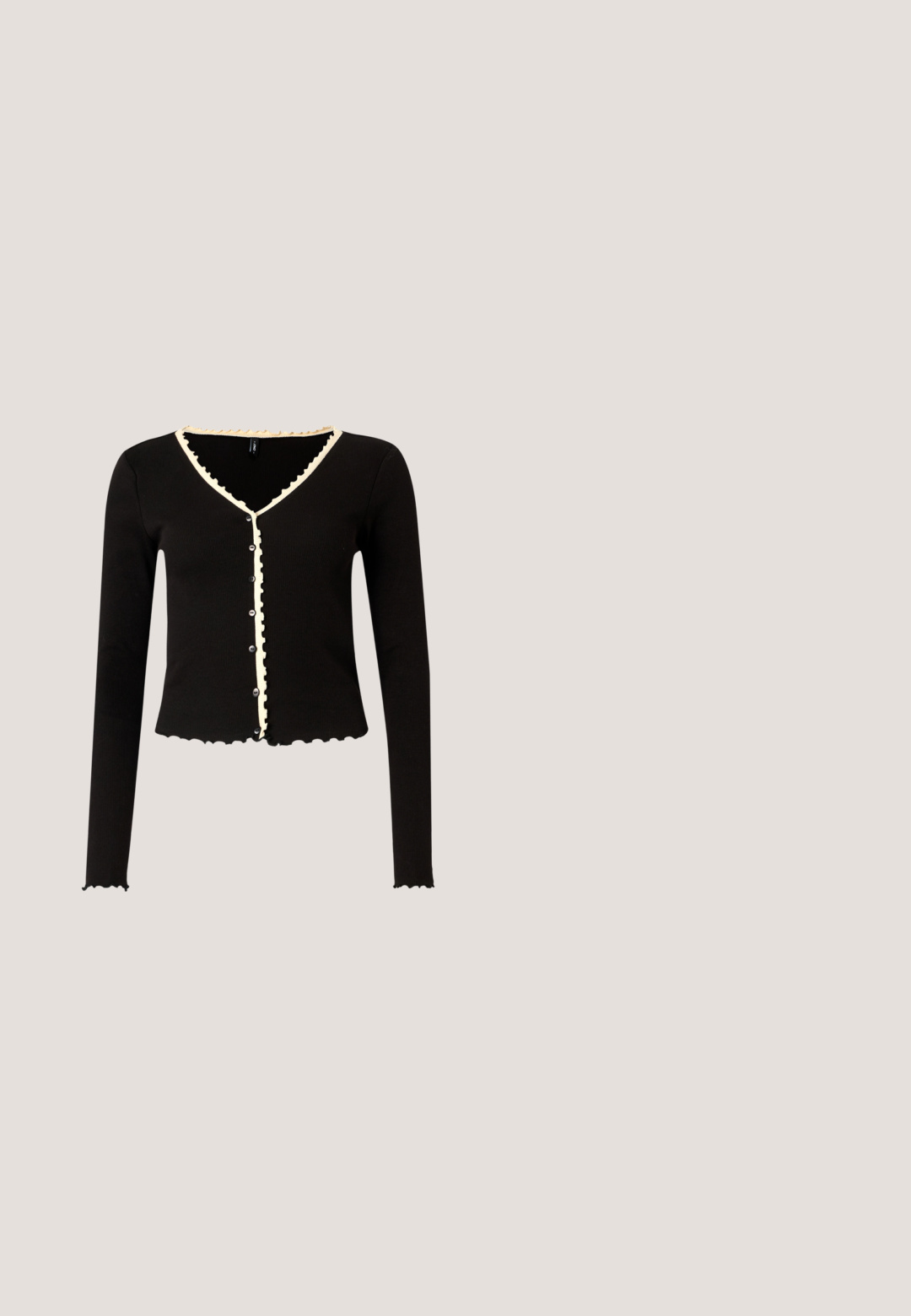 Cardigan noir à côtes avec des manches longues, des bords festonnés et une bordure crème le long du col et de la patte de boutonnage. Comprend des boutons sur le devant.; Jupe noire taille haute avec deux rangées verticales de six boutons décoratifs dorés à l'avant sur un fond uni.; Chaussure Mary Jane noire avec talon carré et sangle à boucle dorée, flottant au-dessus d'un sol en béton lisse dans un cadre intérieur minimaliste.; Sac à main en cuir noir à la forme structurée, doté d'une poignée supérieure et d'une bandoulière chaîne ton or. Ornements dorés décoratifs avec détail de logo.; Collier de perles comprenant un seul fil de perles blanches entrecoupées de petites perles en or, avec un fermoir en or.; Ceinture en cuir noir avec boucle métallique dorée brillante et pointe dorée, enroulée sur un fond gris clair.