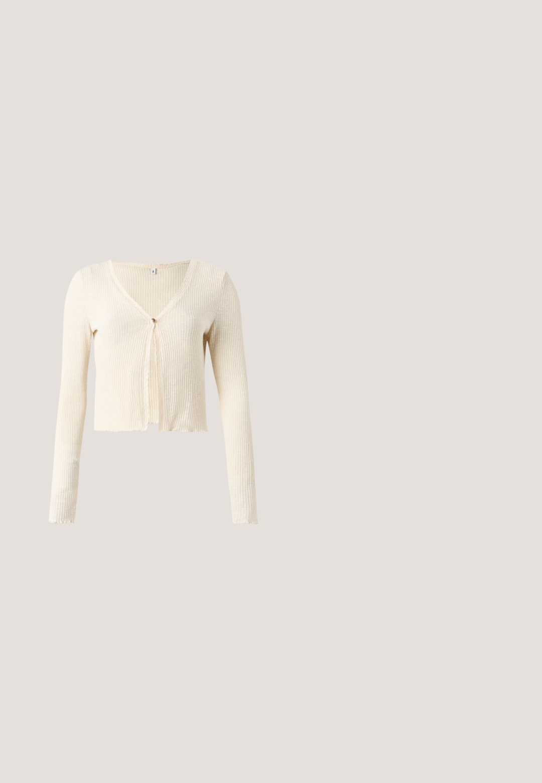 Geribbelde, crèmekleurige cropped cardigan met een V-hals, lange mouwen en een sluiting met strik aan de voorkant. Zachte textuur met een licht gefranjerde zoom.; Tule rok in zachtroze met een satijnen tailleband. Voorzien van gelaagde doorschijnende stof en driedimensionale bloemapplicaties verspreid over het geheel.; Lichtroze platte ballerinaschoen met een klein strikje op de afgeronde neus en een lage hak, zijaanzicht.; Witte rechthoekige clutch met blauw bloemenpatroon en een handvat van parelkralen met hardware in goudtint en een sluiting met klemsluiting.; Enkelrij parelketting met een gladde witte satijnen lint, gestrikt met een strik op een witte achtergrond.; Witte leren riem met gouden metalen gesp met een rechthoekige draaivergrendeling, weergegeven tegen een witte achtergrond.