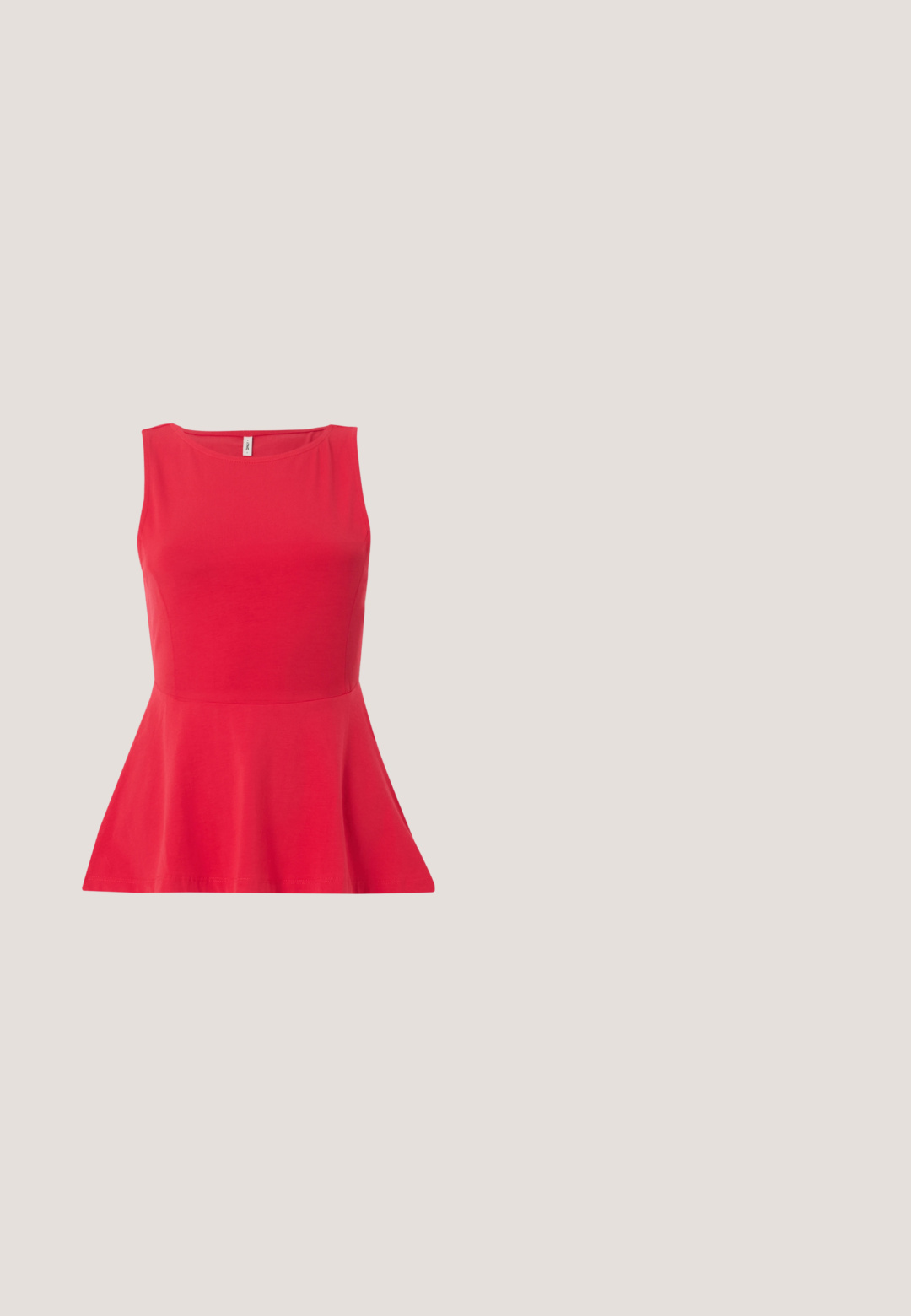 Rød ærmeløs peplum-bluse med rund halsudskæring og figursyet talje, vist på ensfarvet baggrund.; Sorte vidde-ben denimjeans med falmede detaljer, fem-lomme design, knap- og lynlåslukning.; Simmi London DALA - Pumps - black; Sorte ovale solbriller med tynde arme og rødtonede linser, der ligger på en hvid overflade.; Sort læder skuldertaske med dobbelte stropper fastgjort med gyldne ringe og nitter, glat og let skinnende overflade, enkelt design.; Sølvstjernede øreringe med en poleret, blank overflade. Hver ørering har fem spidser og subtile teksturdetaljer på overfladen.