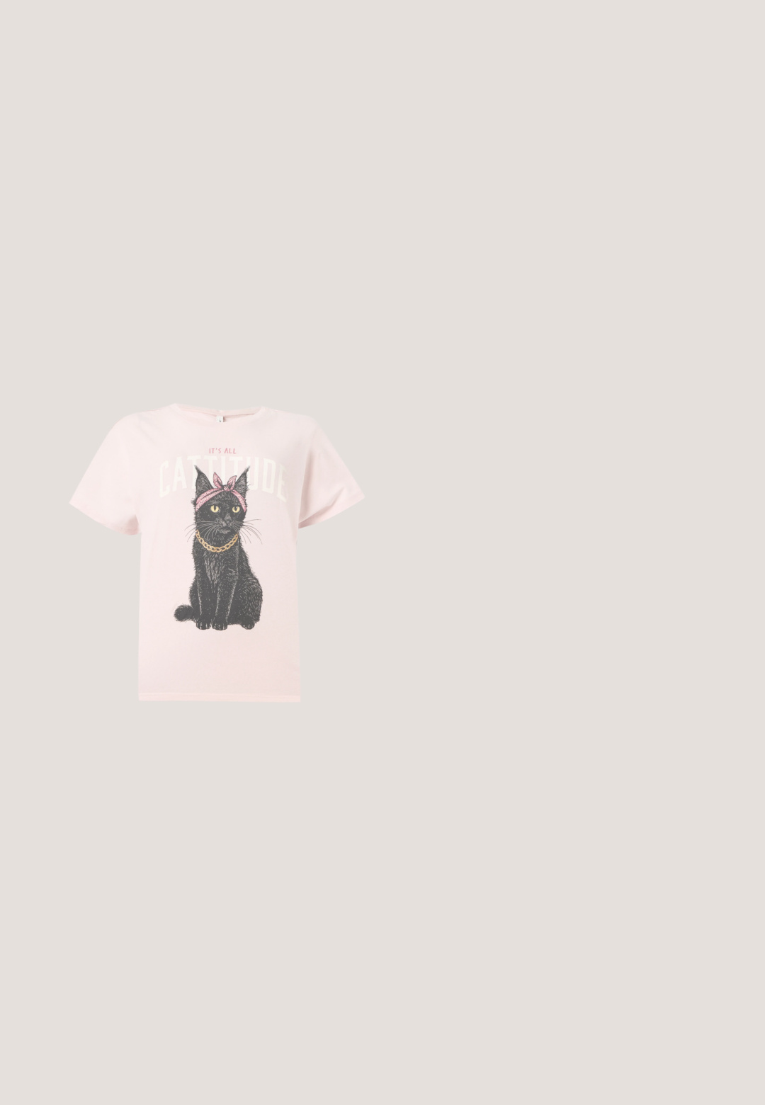 Camiseta rosa claro con un gato negro que lleva una cinta rosa en la cabeza y una cadena dorada, con el texto "It's all Catitude" encima del gato.; Pantalones vaqueros de pierna ancha de color azul oscuro, hechos de denim, con cremallera, cierre de botón y dos bolsillos frontales con costuras en contraste.; Zapato plano de cuero burdeos oscuro con punta puntiaguda y una fina tira en forma de T con hebilla plateada sobre un fondo blanco.; Gafas de sol ovaladas rojas con lentes semitransparentes y una montura de plástico lisa. Las varillas son delgadas y cuentan con un logo blanco.; Mujer con blusa de estampado en blanco y negro sosteniendo un bolso de hombro rojo brillante sobre un fondo liso.; Pendientes en tono plateado con un diseño ondulado y texturizado, con forma de media lunas superpuestas; el acabado pulido realza las cualidades reflectantes.