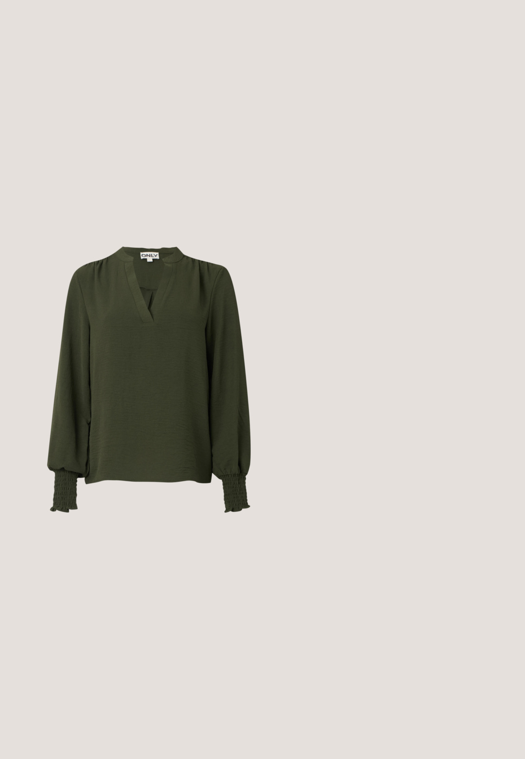 Blusa de manga larga de color verde oscuro con escote en V, hombros fruncidos y puños elásticos fruncidos en las mangas.; Pantalones de pierna ancha en verde claro, con cintura elástica, hechos de una tela texturizada. Presentan un suave drapeado y un ajuste relajado.; Zapato de tacón alto beige con punta afilada, tira de tobillo y tacón ancho. Material sintético suave con un acabado mate.; Gafas de sol con tonalidades marrones y un patrón de carey, de montura angular y brazos delgados. Material plástico ligero.; Pequeño bolso de mano crema con un acabado texturizado, una correa larga y ajustable, un acento de cadena y cierre de solapa. Detalles en hardware dorado.; Pendientes de aro en tono dorado con forma de media luna, superficie pulida y cierre tipo bisagra. La textura suave y el acabado reflectante mejoran la visibilidad.