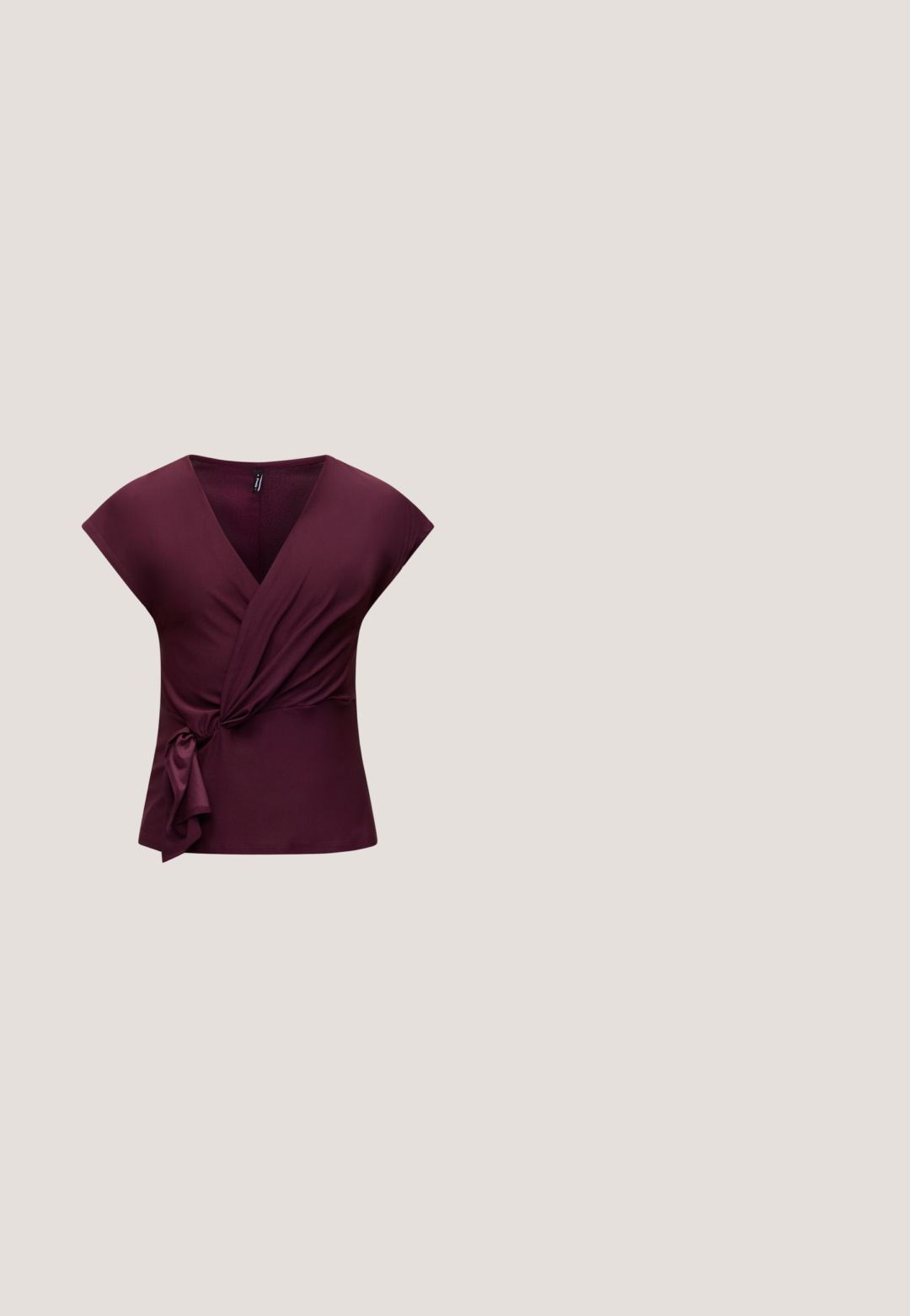 Top portefeuille sans manches couleur violet profond avec un col en V et un détail de nœud sur le côté, présenté sur un fond clair et uni.; Pantalons bordeaux avec une coupe évasée, dotés d'une fermeture à bouton, de deux poches latérales et de détails plissés à l'avant. Texture de tissu lisse.; Escarpin slingback à talon haut, rouge foncé brillant avec bout pointu, présenté sur une surface en cuir argenté capitonné et brillant.; Lunettes de soleil rondes teinte brun avec une monture bordeaux brillante. Branches fines avec un détail de marque subtil. Design de verres plats.; Sac à main en cuir brun foncé brillant avec de longues anses fines et une base rectangulaire structurée sur un fond clair uni.; Deux boucles d'oreilles en forme de cerceau en or brillant, avec un design courbé, présentant des accents orange près de la tige, sur fond blanc uni.