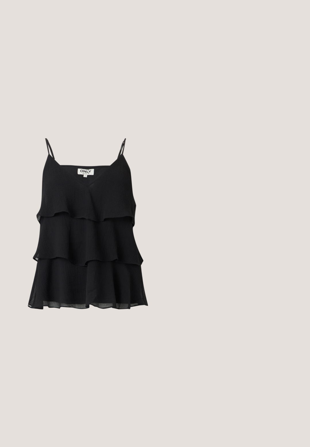 Zwarte mouwloze gelaagde top met dunne schouderbandjes en een "ONLY" label op een effen achtergrond.; High waisted shorts met zwart-wit geometrisch bloemenpatroon en een stoffen riem die in een strik aan de taille is geknoopt.; Zwarte plateau-sandalen met drie verstelbare gespbanden, een gestructureerde zool en een gladde bovenkant. Ontworpen met een stevige, chunky silhouet.; Zwarte rechthoekige zonnebril met gele lenzen. Kenmerken zijn onder andere dikke monturen en een hoekig ontwerp met een gladde, glanzende afwerking.; Zwarte mesh halve maan handtas met een korte verstelbare leren riem en ritssluiting op een effen lichte achtergrond.; Zilveren oorbel met een gepolijste afwerking, met kleine gouden accentdetails en een ronde vorm, gedragen op de oorlel.