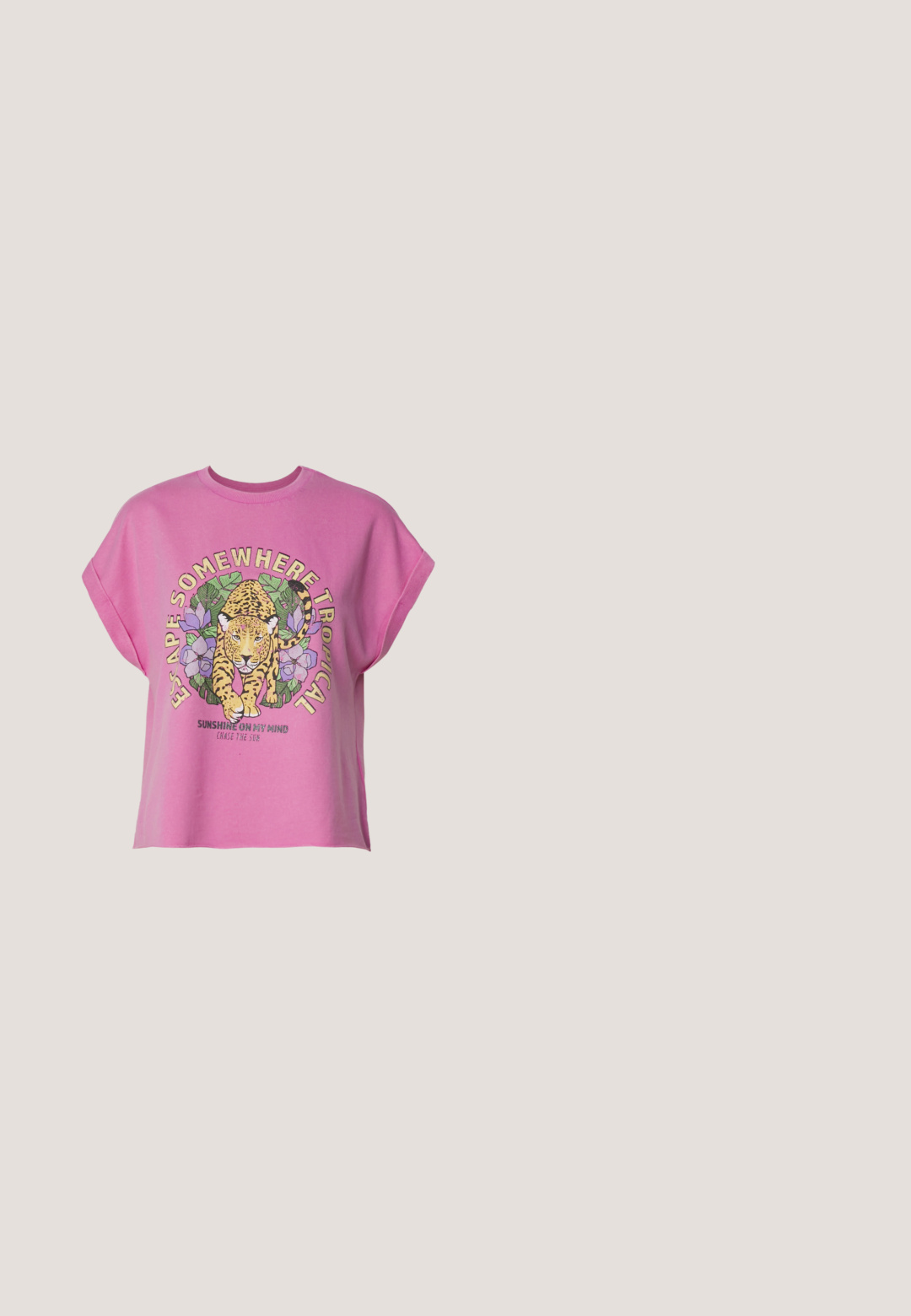 T-shirt oversize en coton rose présentant un graphisme de léopard entouré de feuilles tropicales et de fleurs, avec le texte « Escape Somewhere Tropical ».; Jean en denim bleu clair avec une coupe slim, cinq poches et des coutures orange contrastantes, dotés d'une fermeture à bouton et à glissière.; Baskets montantes blanches en toile, semelle en caoutchouc noir et bande noire contrastante sur la semelle intermédiaire. Bout rond et design à lacets.; Lunettes de soleil transparentes roses avec des verres ovales, teintés d'un rouge foncé, et des branches fines, présentant une finition lisse et des détails subtils sur la monture.; Sac à main en suède rose avec une forme courbée, une courte poignée rembourrée, des éléments en métal argenté, et le logo "Juicy Couture" en écriture sur le devant.; Boucles d'oreilles en argent en forme de créole, avec une texture ondulante et irrégulière. Présente une forme circulaire mince et une finition réfléchissante.