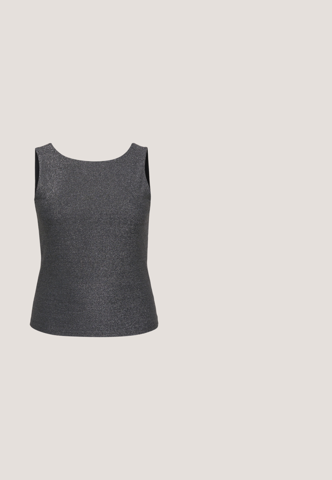 Top sin mangas en gris oscuro con un brillo metálico, que presenta un escote redondo y una forma ajustada, fabricado con una tela texturizada.; Leggings negros hechos de un material suave y brillante. Cintura alta, diseño ajustado y sin costuras ni patrones visibles.; Zapato de charol negro de tacón alto, tipo slingback, con punta afilada, correa ajustable en el tobillo y lados abiertos. Textura lisa.; Gafas de sol negras con un acabado brillante, diseño angular, lentes oscuros y un acento lateral rectangular con un logotipo en relieve.; Pequeño bolso metálico plateado rectangular con una cadena como correa, descansando sobre una superficie clara, solapa cerrada mirando hacia adelante.; Pendientes de aro de metal plateado con superficie lisa y ligeramente curvada y cierre de tipo mosquetón sobre un fondo blanco liso.