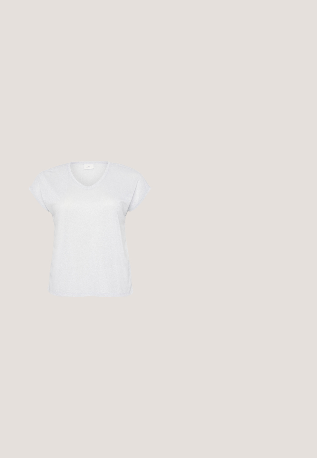 Hvid kortærmet V-hals t-shirt med en subtil skimmereffekt, der har en afslappet pasform og ingen synlige mønstre eller accenter.; Lys orange, slim-fit bukser med elastisk talje, enkelt knaplukning og glat tekstur. Ingen synlige lommer.; Beige platformsandal med tyk blokhæl, åben tå og ankelrem med metalspænde på hvid baggrund.; Elfenbensfarvede solbriller med overdimensionerede firkantede stel, gradient brune linser og subtilt guldlogo på side-templerne.; Orange læderkuvertclutch med knaplukning og et lille hvidt emblem i bunden, midt for.; Guld- og sølvøreringe med et spiraldesign, der har en glat overflade og en udsnitform, som reflekterer lyset i forskellige nuancer.
