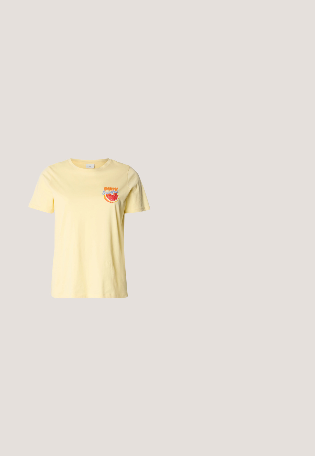 Lysegul T-shirt med korte ærmer, rund hals og et lille motiv af en grapefrugtskive samt teksten "Pulp Grapefruit" på venstre bryst.; Højtaljede, mørkeblå denim jeans med skinny pasform. Har fem metalknapper, kontraststikning og et klassisk fem-lomme design.; Beige sneakers med mørkegrønne striber, gummisål, overdel i ruskind og tekstil samt neutralt hardware, parret med brune sokker på en lyseblå overflade.; Røde plastikbriller med ovalt stel og klare linser. Har guldfarvede hardware-detaljer på stængerne og et slankt moderne design.; Brun skuldertaske i læder med lange stropper, dekorativ frontstrop med lås i guldton og sidesnøre detaljer mod hvid baggrund.; Gul hoop ørestikker med en struktureret, uregelmæssig form. Har en sømløs lukning og en poleret overfladefinish, der fremhæver et moderne design.