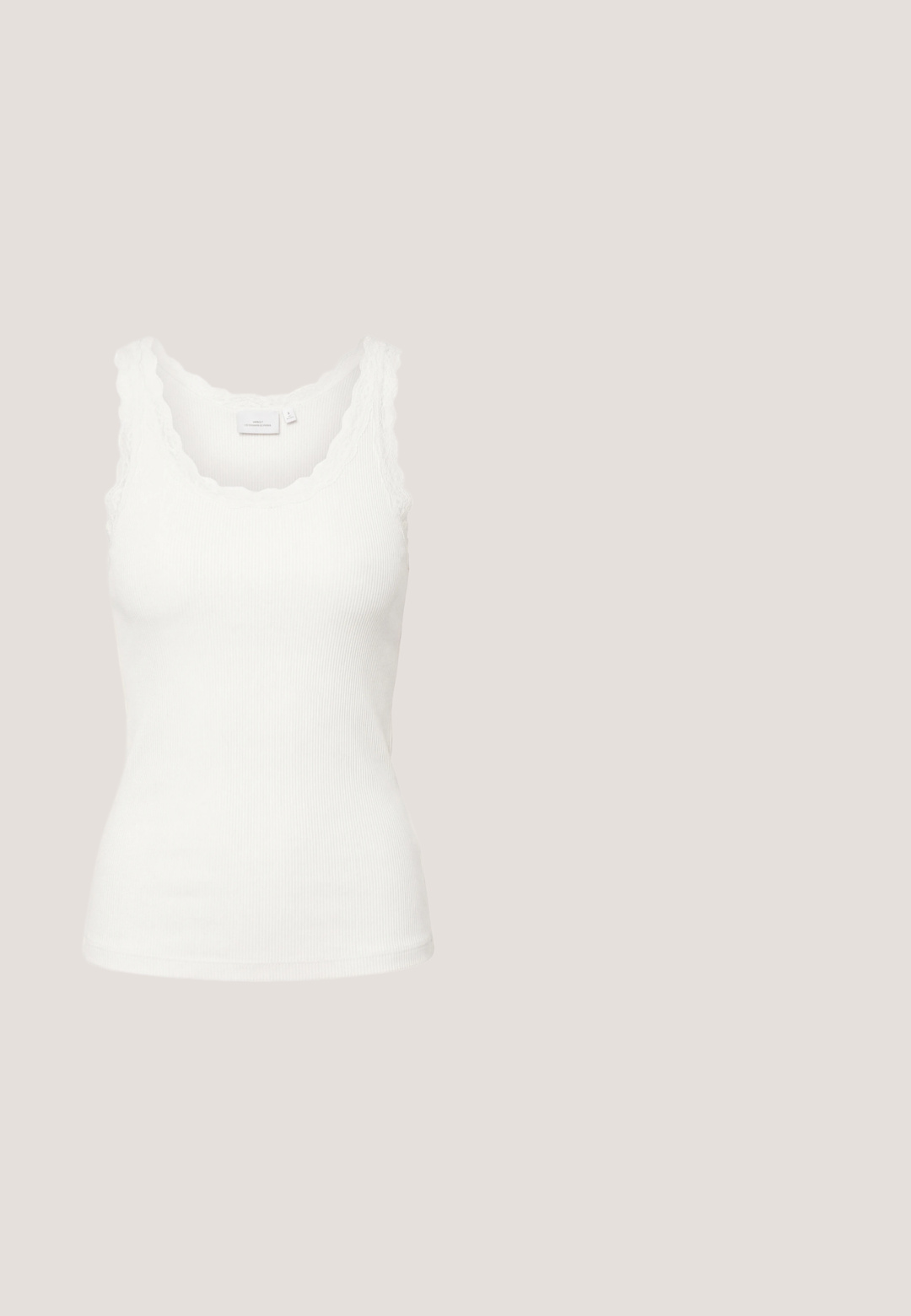 Hvid ribbet tanktop med bølget halsudskæring og ærmekanter, vist på en ensartet lys baggrund.; Lettere, vide bukser i blødt mauve stof med elastisk talje. Har en krølfri tekstur og enkle kantede kanter.; ALDO PEARLESCENT  PILLOW WALK - Højhælede pumps - other white; Sorte katteøje-solbriller med gradientlinser. Har en slank plastikramme, sølvlogo-detalje på templet og buede arme.; Kremfarvet håndtaske i halvmåneform med kort håndtag, der har en metaldetalje i guldton og lynlåslukning på siden.; Lange øreringe i guldfarvet tone med skiftevis glatte og klare firkantede krystalsegmenter arrangeret lodret på hvid baggrund.