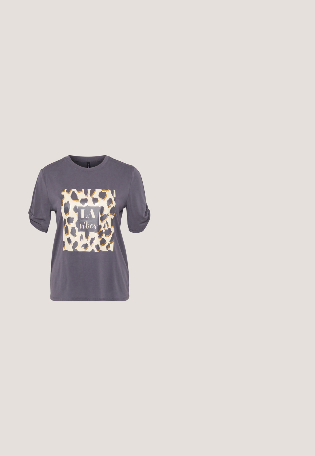 Grå kortærmet T-shirt med et leopardprint kvadrat med gyldne accentuer og teksten "LA vibes" i midten. Blødt, afslappet stof.; Grå højtaljede jeans med lige ben, knap- og lynlåslukning, fem lommer og en tekstureret denimfinish.; Sortlæder ankelstøvle med spids tå, en slank silhuet og en kraftig firkantet hæl. Glat tekstur med minimale stikninger.; Sorte rektangulære solbriller med mørkt tonede linser, tyk plastramme og brede stænger. Glat overflade og kantet design.; Sort håndtaske med krokodilletekstur, rektangulært form, topklap og et enkelt kort håndtag.; Sølvøreringe i form af hoops med en glat, blank finish. Cirkulær form, der har en sikker lås. Simpelt og elegant design.
