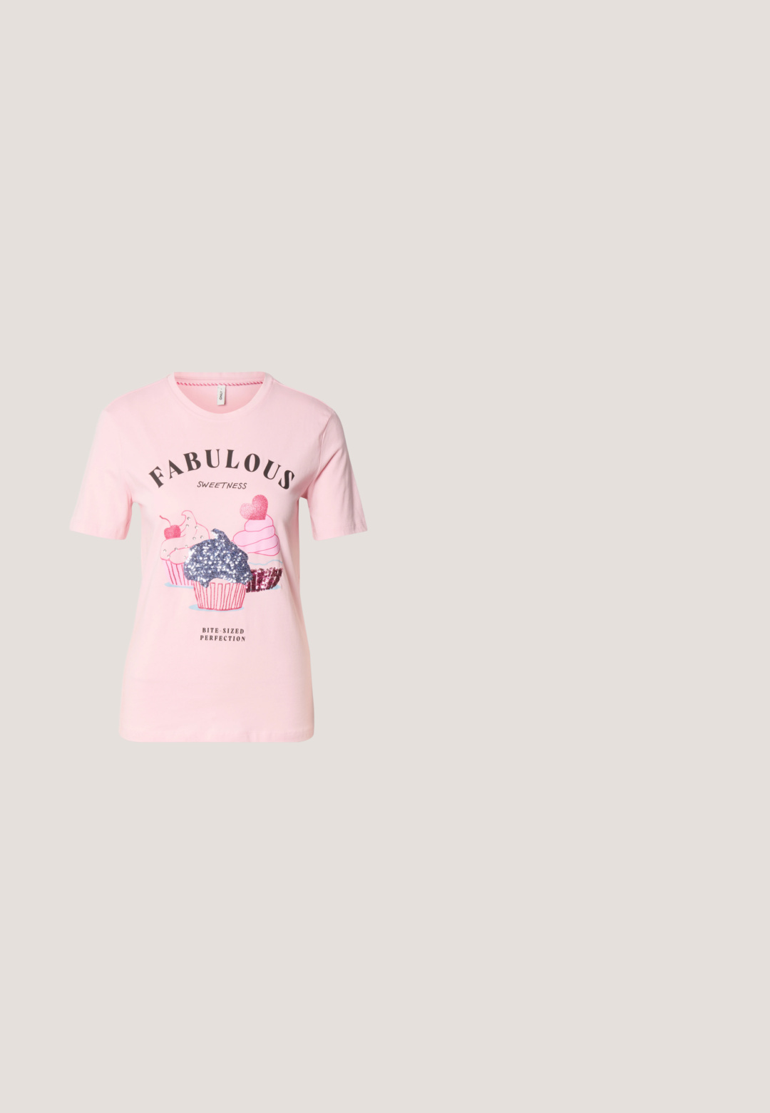 Hellrosa T-Shirt mit dem Text "FABULOUS SWEETNESS" und drei verzierten Cupcakes, darunter einer mit silbernen Pailletten. Darunter steht "BITE-SIZED PERFECTION".; Helleben-Jeans aus dunkelblauem Denim. Verfügt über einen Knopfverschluss, fünf Taschen und sichtbare Nähte. Glatte Textur mit lockerer Passform.; Schwarze Lackleder-Ballerinas mit spitzem Zehenbereich, einem Knöchelriemen mit goldfarbener Schnalle und niedrigem Blockabsatz. Glatte, glanzvolle Oberfläche.; Schwarze Sonnenbrille mit einem eleganten rechteckigen Rahmen und blauen Gläsern. Besitzt eine glatte Oberfläche und robuste Scharniere. Markenlogo an der Seite.; Schwarze rechteckige Schultertasche mit einem verstellbaren Riemen und einem oberen Reißverschluss vor einfachem Hintergrund.; Silberne Ohrringe mit einer organischen, abstrakten Form. Glatte, glänzende Oberfläche mit einem konischen Design. Mit dezenten Kurven und einem zentralen Linienelement.