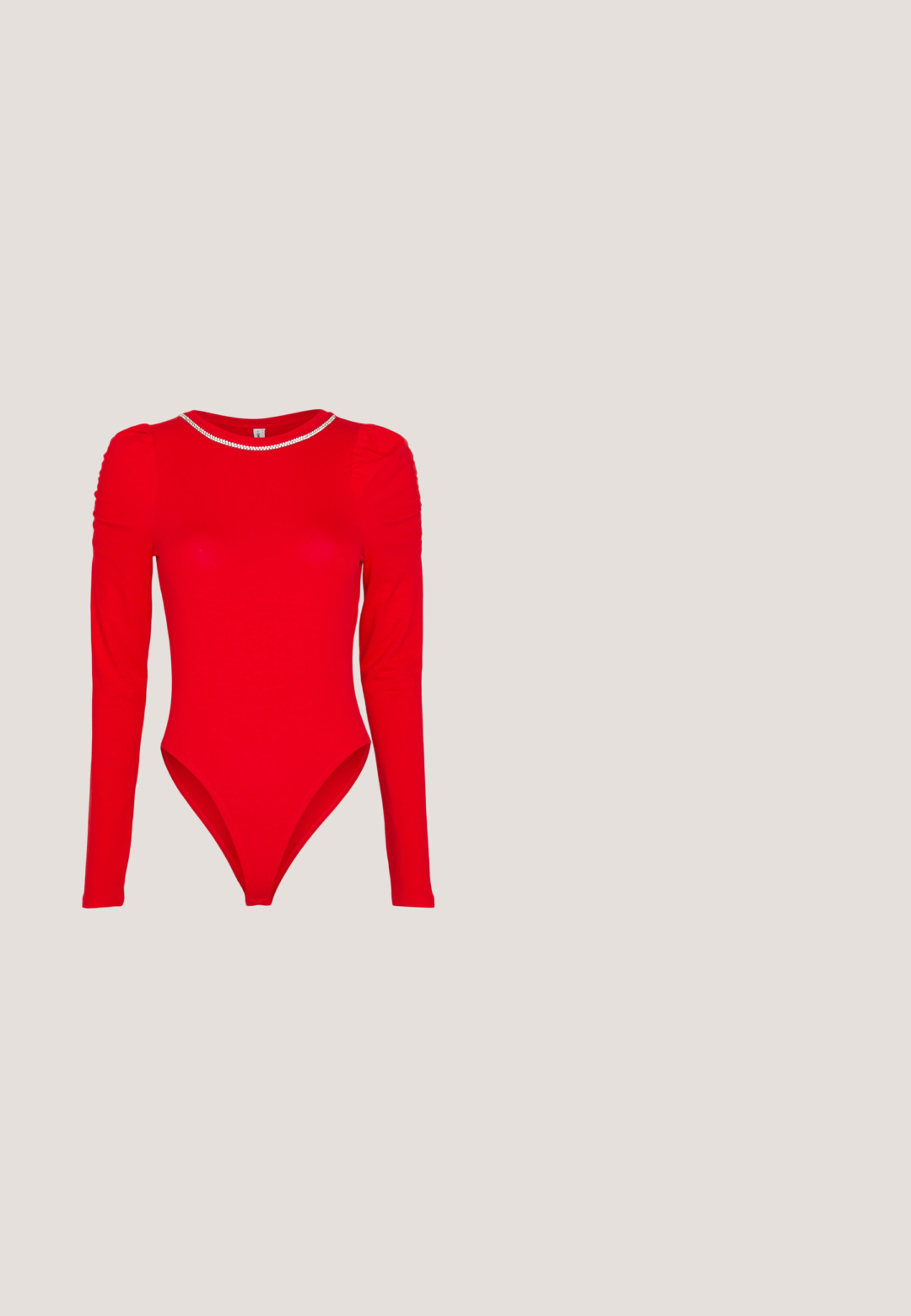 ONLY Petite ONLZALA BODYSTOCKING PUFF - T-shirt à manches longues - high risk red; ONLY Petite ONLPAOLA FLARED COATED - Pantalon classique - black; Botte chelsea en cuir noir avec un bout pointu, un talon haut cylindrique et une languette à l'arrière pour un enfilage facile. Texture lisse.; Lunettes de soleil noires en forme d'œil de chat avec une finition mate, dotées de verres teintés gris, d'angles aigus et de branches élégantes. Nom de la marque visible sur la branche intérieure.; Sac à main en cuir noir à texture crocodile avec fermoir à verrou argenté et longue chaîne argentée avec patte d'épaule en cuir.; Boucles d'oreilles en argent en forme de cerceau avec un charme croix et cœur. Texture lisse et brillante avec une finition polie. Chaque charmepend d'une boucle sécurisée.