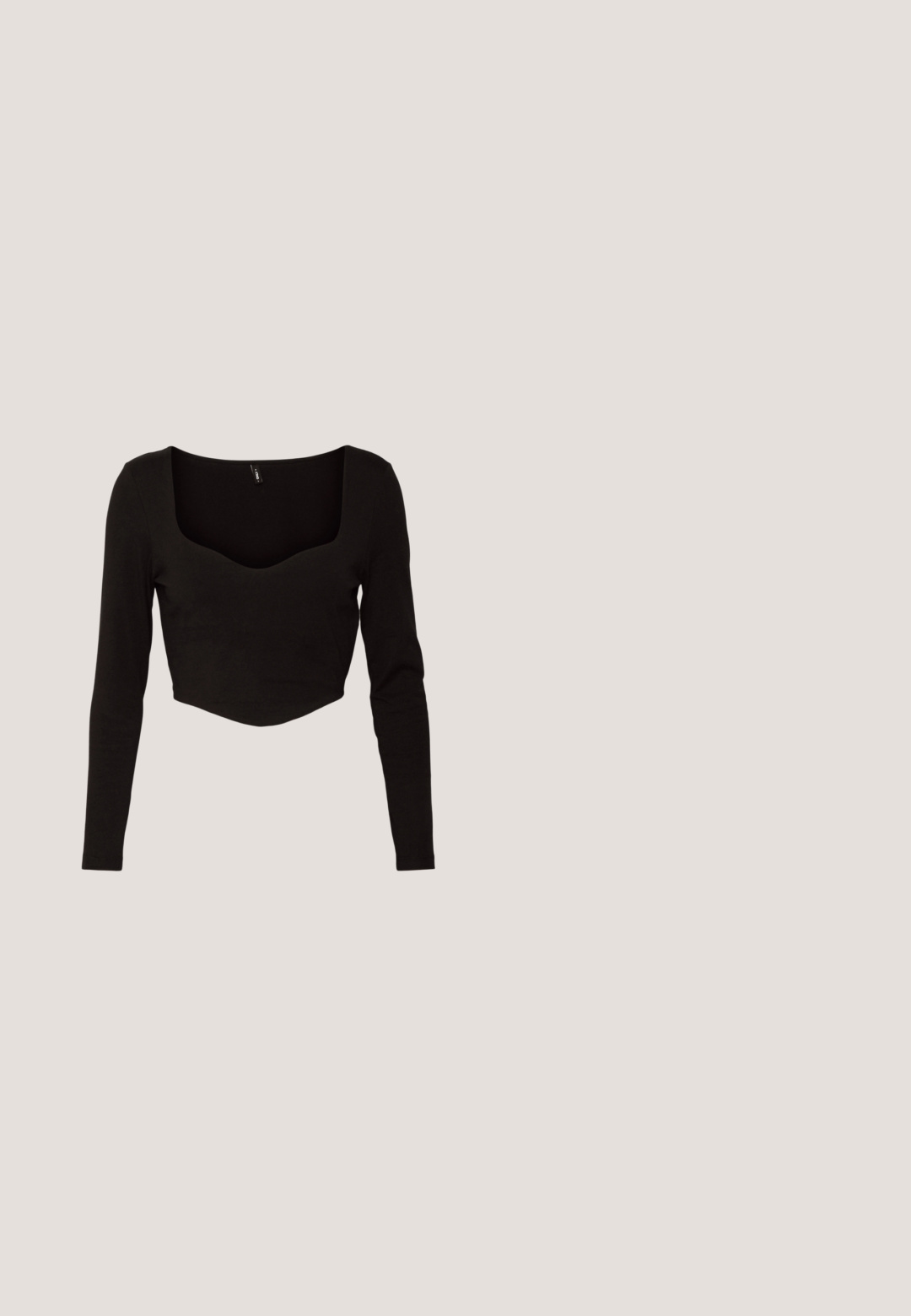 ONLY Petite ONLLOPI HEARTSHAPE  - Top s dlhým rukávom - black; ONLY Petite ONLBLUSH FLARED  - Nohavice - black; Čierne členkové topánky na podpätku s rebrovanou ponožkovou časťou, hladkým povrchom, zaoblenou špičkou a blokovým podpätkom pre stabilitu.; Čierne slnečné okuliare s obdĺžnikovým rámom, tmavými šošovkami, hladkým plastovým materiálom a kovovým akcentom na ramene.; Čierna obdĺžniková kabelka na rameno s jedným nastaviteľným remienkom a horným zipsom na jednofarebnom pozadí.; Zlaté kruhové náušnice s hladkým, zaobleným tvarom a lesklým povrchom. Majú oranžové akcenty na zadnej strane pre bezpečné zapínanie.