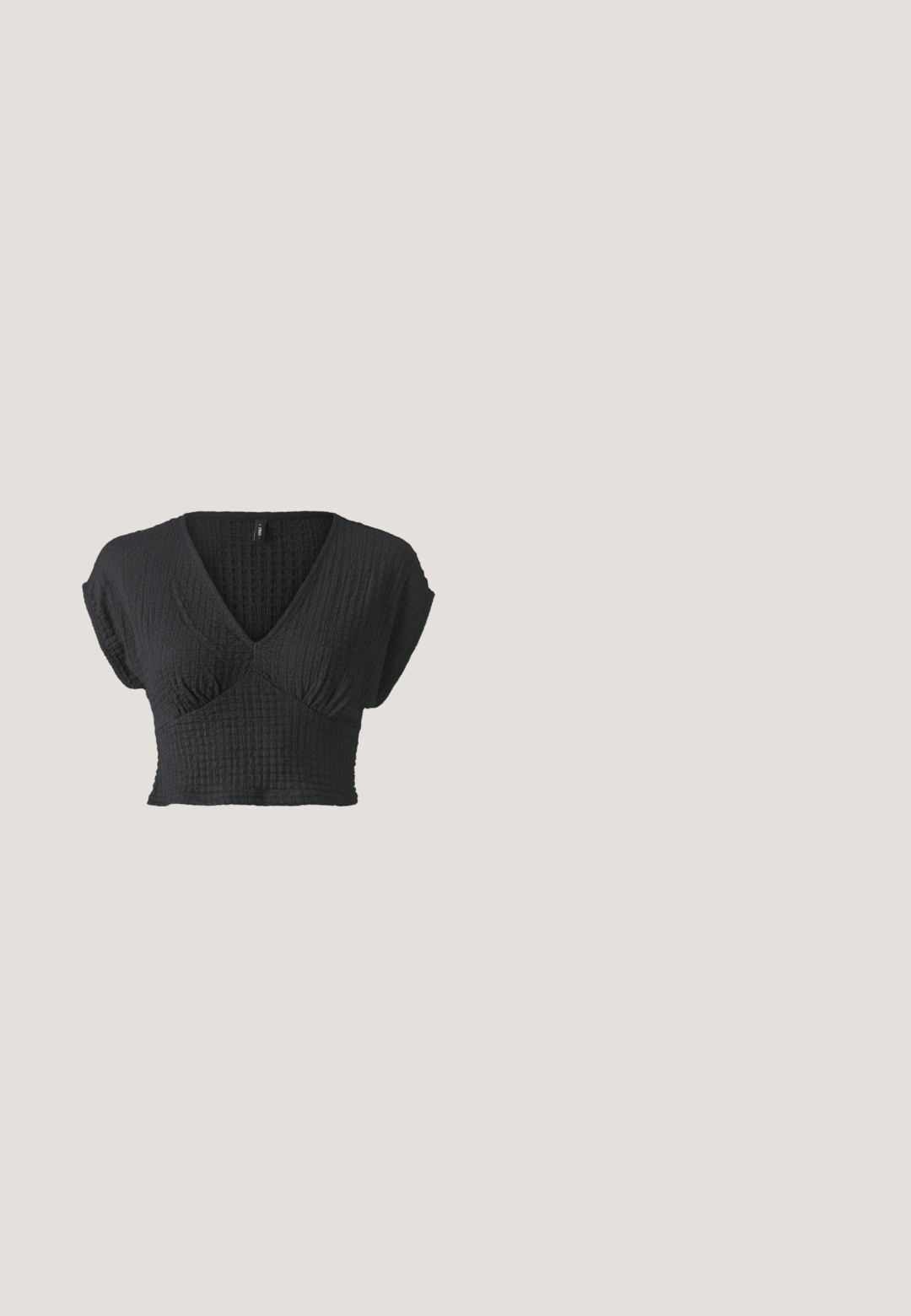 ONLY Petite ONLASTRID - T-shirts basic - black; Grå flare bukser lavet af blødt stof med en bred, snoet taljebånd og et langt, draperet bånddetalje foran.; Sorte, puffede ankelstøvler med flade såler, snørebånd og fremtrædende stikninger. Bæret med grå ribbede sokker, der stikker frem, sammen med en mørk nederdel.; Sorte solbriller med en slank rektangulær ramme og blå linser. Har en glat overflade og robuste stænger. Mærkets logo på siden.; Sort kordfløjls skuldertaske med en buet form, justerbar strop og snorelukninger på begge sider til størrelsejustering.; Sølv stjerneformede øreringe med en glat, poleret finish på en ensfarvet hvid baggrund.