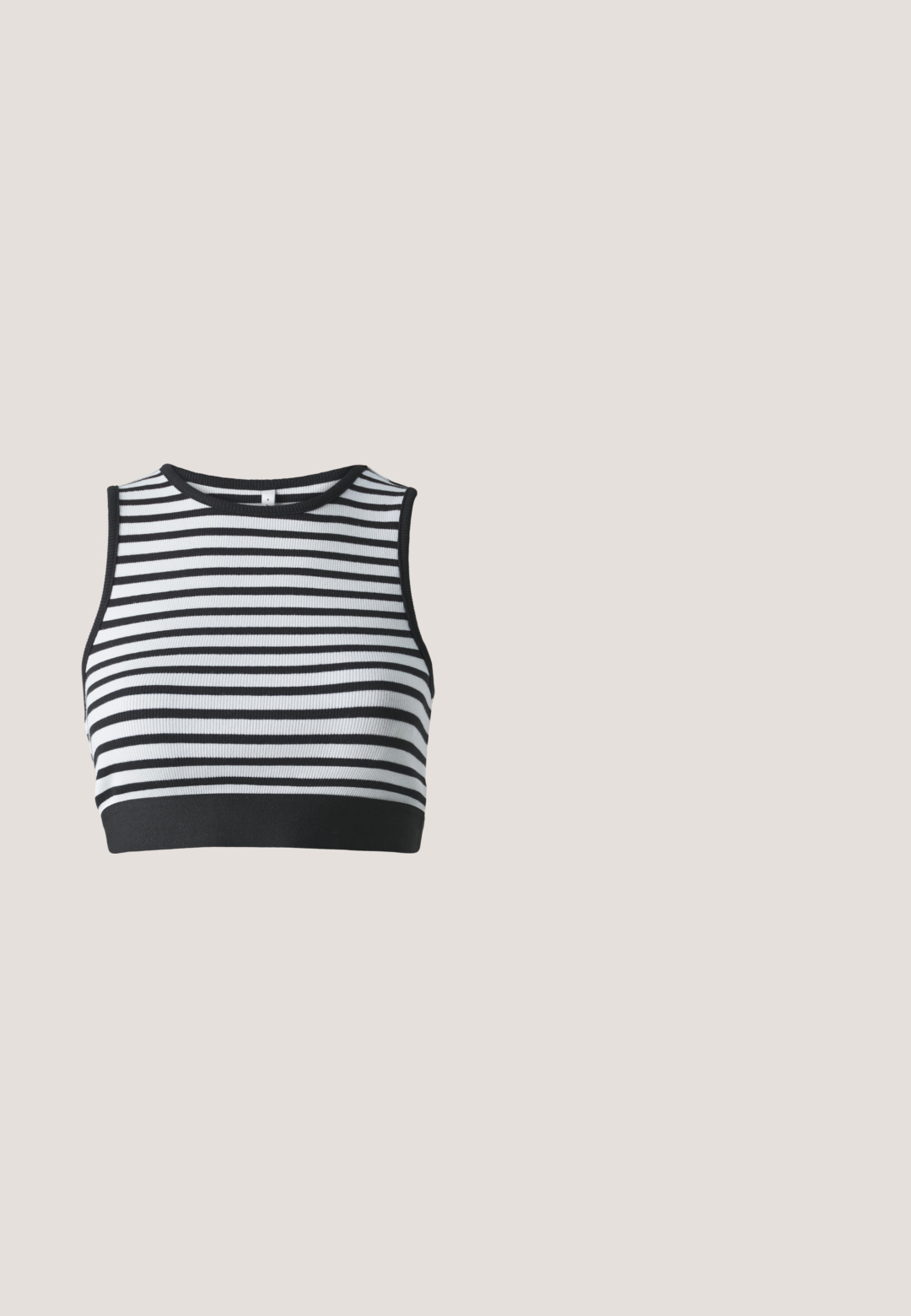 Sort og hvid stribet ærmeløs crop top med ribbet tekstur og en solid sort kant. Rund halsudskæring med kontrasterende kant.; Sorte skinny jeans med høj talje, lavet af stræk denim. Har en lukning med knap foran og to baglommer. Glat tekstur.; Sort loafersko med en kraftig platformsål, glat læderoverdel, dekorativ kædeaccent og let hæl med notched detalje.; Sorte, kantede solbriller med grå linser; lavet af plast, med tykke stænger med en glat overflade og ingen synlig hardware.; Hvid taske i faux læder med en struktureret trekantet form, enkelt justerbart skulderstrop og en flaplås med kurver.; Guldøreringe med en glat, rundet design. Har en lille hængselåbning, letvægtigt udseende og en poleret overflade.