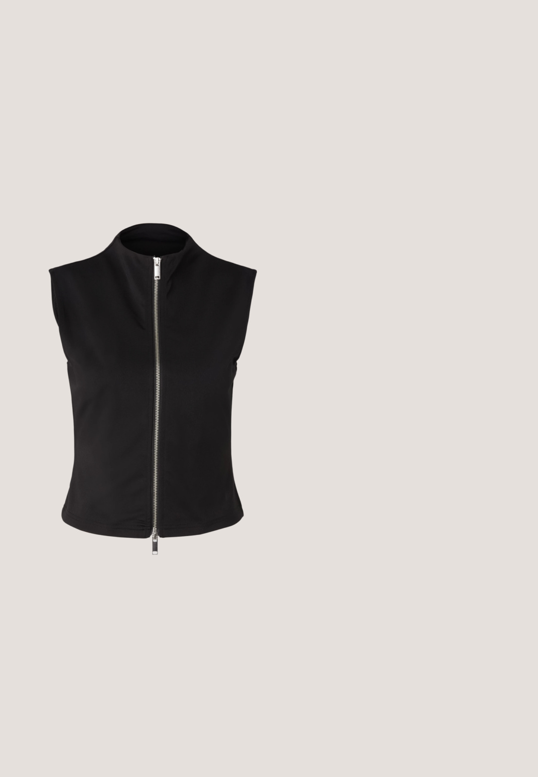 Sort ærmeløs vest lavet af glat stof, med en høj krave og frontlukning med lynlås i metal.; Sorte faux lædershorts med plisseret front, brede ben og knapdetaljer på taljen. Glat tekstur, skræddersyet design.; Knæhøje sorte læderstøvler med firkantet tå, bred hæl og en dekorativ rem med metalaccenter omkring anklen. Glat tekstur.; Gennemsigtige rektangulære briller med klare stel og sider, placeret på en hvid overflade med bløde skygger.; Sort læderhåndtaske med en rundet form, dekoreret med sølvnitter, og et kort håndtag. Glat tekstur og lynlåslukning.; Sølvfarvede metaloorringe med glat, let buet overflade og låsemekanisme på en ensfarvet hvid baggrund.