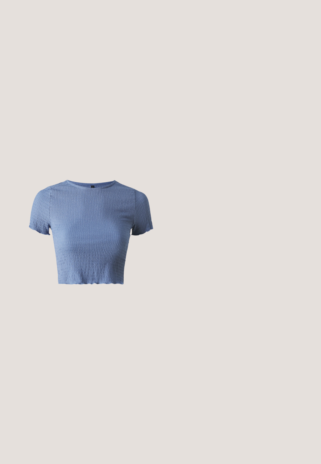 ONLY Petite ONLNADIE  - T-shirt basique - coronet blue; Pantalon ample en mélange de lin blanc avec ceinture élastique et cordon à l'avant, coupe droite.; Sandale argentée à brides avec talon bloc et bride à boucle à la cheville, bout ouvert et semelle lisse sur fond blanc uni.; Une paire de lunettes de soleil rectangulaires avec des montures translucides bleu clair et des verres gris foncé, présentant des branches droites et des détails matériels minimaux.; Sac à main en cuir synthétique blanc avec une forme triangulaire structurée, une bandoulière unique réglable et un rabat à courbes accentuées.; Paire de boucles d'oreilles créoles argentées brillantes avec fermoirs en fil fin, présentée sur un fond gris clair.
