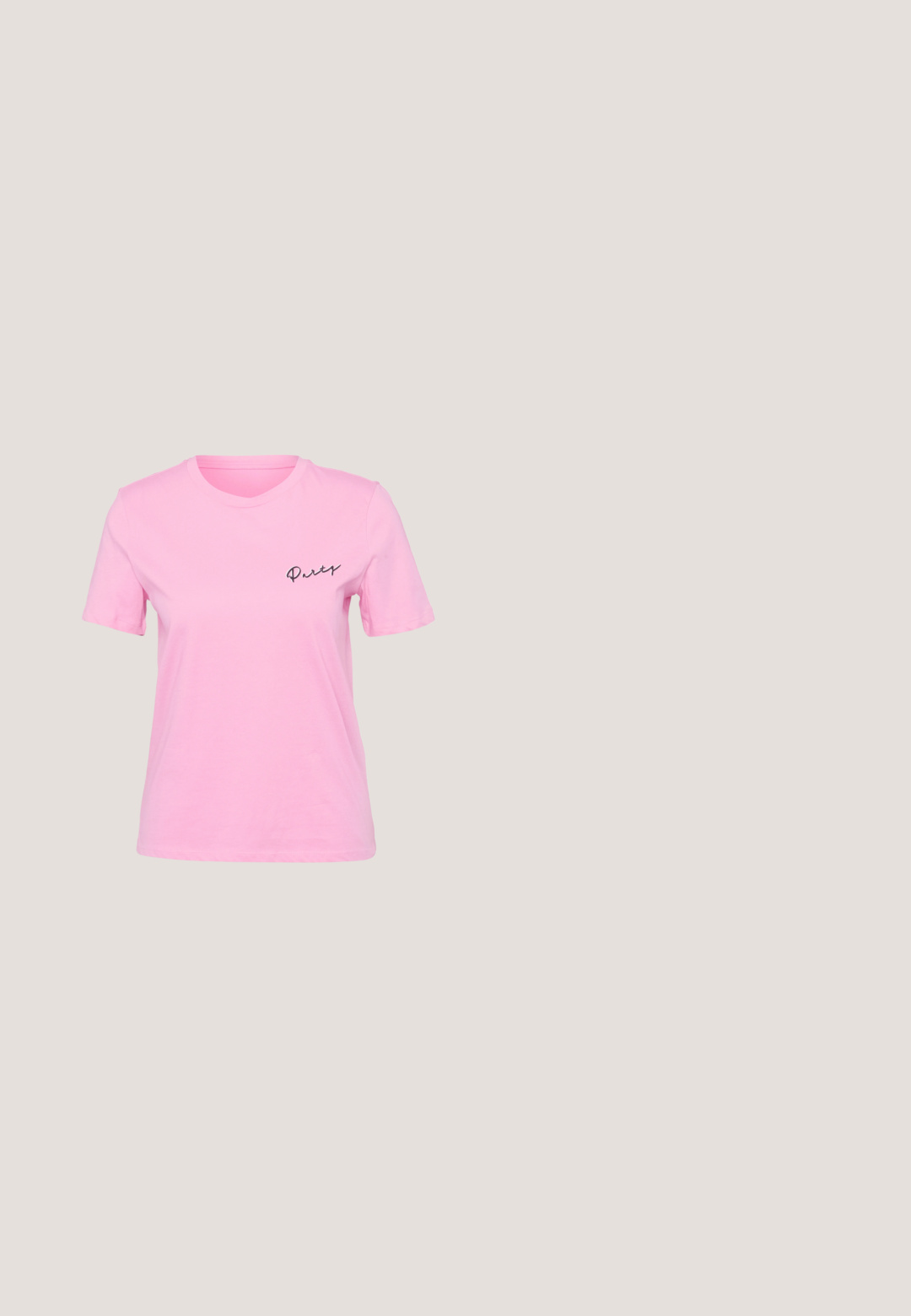Lyserød bomulds t-shirt med korte ærmer, rund halsudskæring og ordet "Party" i kursiv sort tekst på venstre brystområde.; Grå denim jeans med flared ben, tætsiddende talje, fem lomme-design og let slidte områder. Med knaplukning og syet kant.; Sorte patentlæder flade sko med spidse tæer, en ankelrem med spænde og en glat, blank tekstur. Lav hæl for komfort.; Ovale briller med en metallisk sølvramme, klare linser og strukturerede perleaccentede stænger. Letvægtsdesign med buede arme.; Sølvmetallic håndtaske med snøredetaljer, der har et slankt design og en kort strop. Tasken holdes i hænderne for at fremvise dens tekstur.; Sølvøreringe i hoop med et glat, buet design og poleret finish. Har en sikker lukning og en solid, kraftig form.