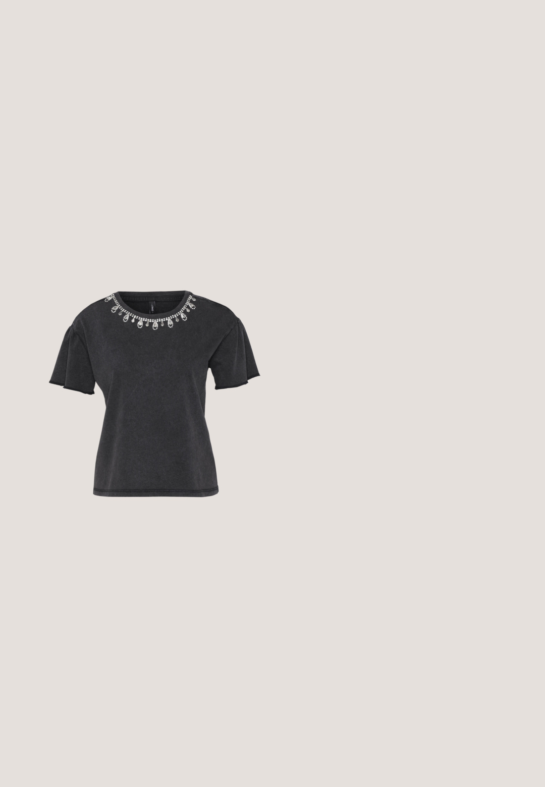 Sort t-shirt med korte ærmer og rund halsudskæring, der har en dekorativ perleudsmykning langs kraven og et afslappet snit.; Sort denimnederdel med lige snit, der har en frontknaplukning, to sidelommer og en glat tekstur.; Sorte snørebånd ankelstøvler med en chunky sål, glat tekstur, sølv hardware og en trækflap bagpå for nem påtagning.; Sorte, kantede solbriller med grå linser; lavet af plast, med tykke stænger med en glat overflade og ingen synlig hardware.; Kvinde iført en sort- og hvidmønstret bluse, der holder en blank rød skuldertaske mod en ensfarvet baggrund.; Sølvfarvede metaloorringe med glat, let buet overflade og låsemekanisme på en ensfarvet hvid baggrund.