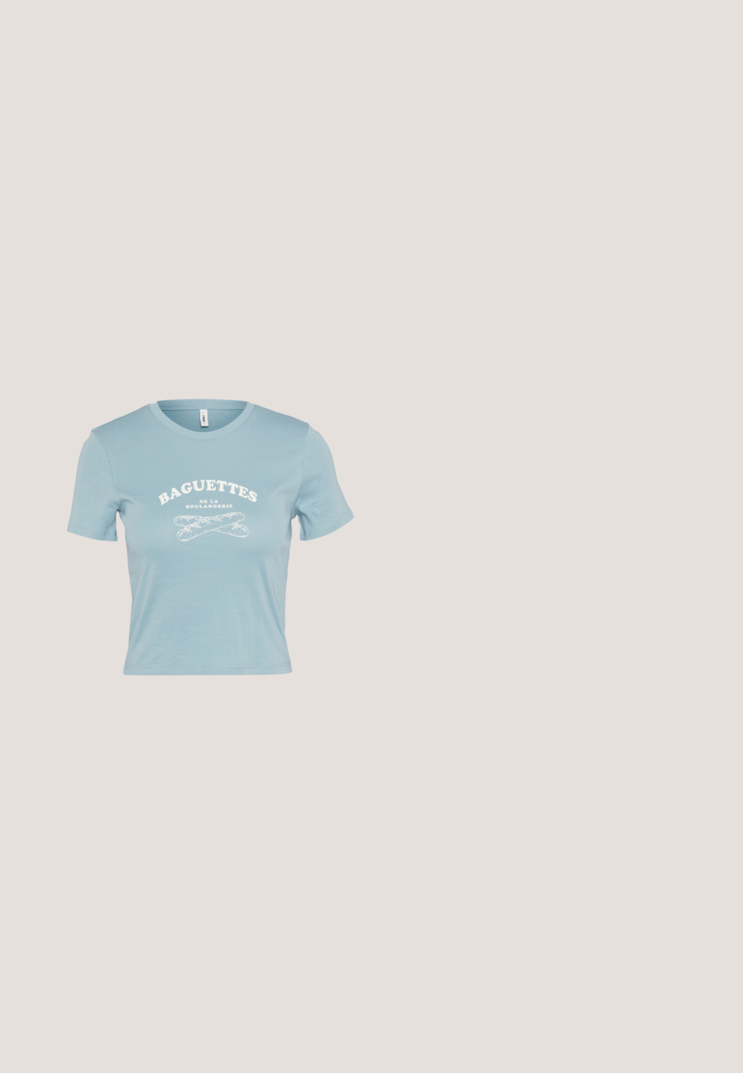 Lyseblå kortærmet T-shirt lavet af bomuld med en hvid grafisk tekst "BAGUETTES DE LA BOULANGERIE" og et krydset baguette-design.; Lyst grå faded lige ben jeans med forlommer, bæltestropper, og en knap- og lynlåslukning.; Sorte læder balletflade med rund tå, flad sål og en tynd justerbar rem over svangen med en metalspænde.; Et par rektangulære solbriller med lyseblå gennemsigtige stel og mørkegrå linser, der har lige templer og minimale hardware detaljer.; Sort flettet håndtaske med et buet håndtag, der har en struktureret overflade og en afslappet form. Glat finish med en organisk silhuet.; Sølv hoop øreringe med en struktureret, organisk design og en let uregelmæssig form, hvilket giver et naturligt, håndlavet udseende.