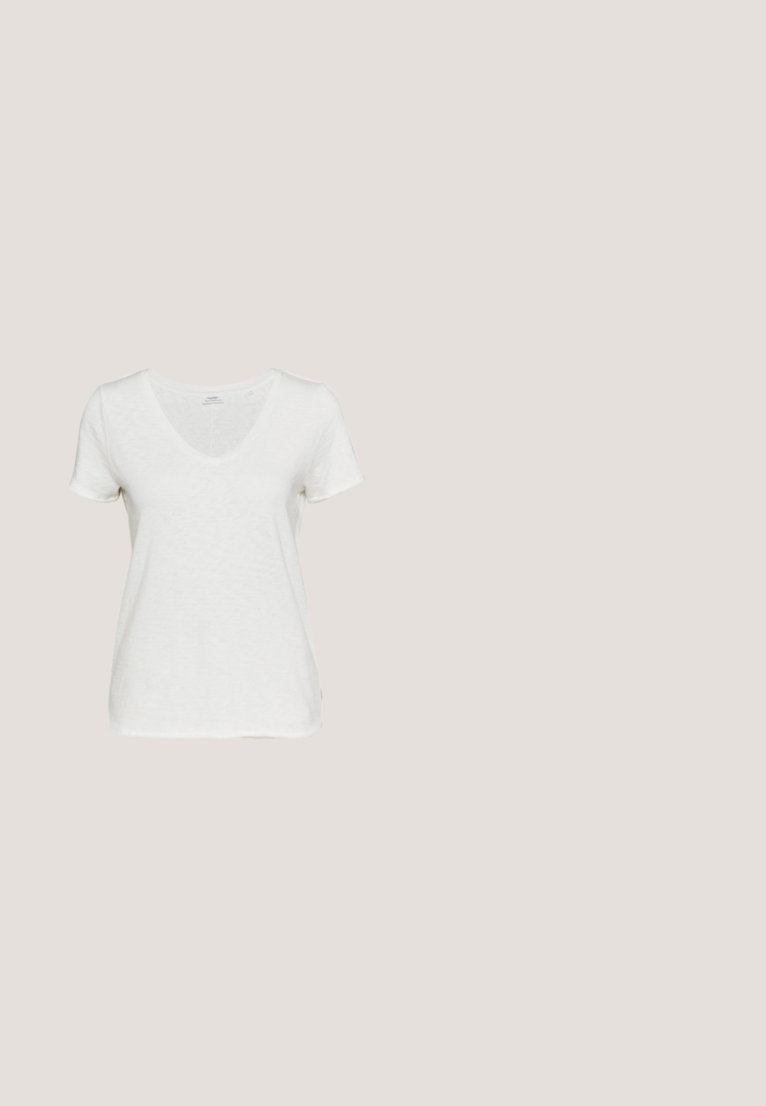 Hvid V-hals t-shirt lavet af blødt, tekstureret stof. Korte ærmer og en afslappet pasform uden synlige mønstre eller accenter.; Gul blonde maxiskørt med et bølget mønster, der har en glat talje og blød, gennemsigtig struktur. Designet til en let og svajende silhuet.; Sort slip-on sko lavet af glat læder. Har en rund tå, en dekorativ vævet strop og en lille guldfarvet detalje. Flad sål.; Sort faux læder tote taske med en tekstureret finish, to lange håndtag og hardware i guld tone-accenter på siden. Rektangulær form.; Sølv hoop ørestik med en poleret overflade, prydet med små guld accenter og en rund form, båret på øreflippen.; Sort læderbælte snoet med et gyldent rektangulært spænde og to matchende gyldne bæltestropper på en lys baggrund.