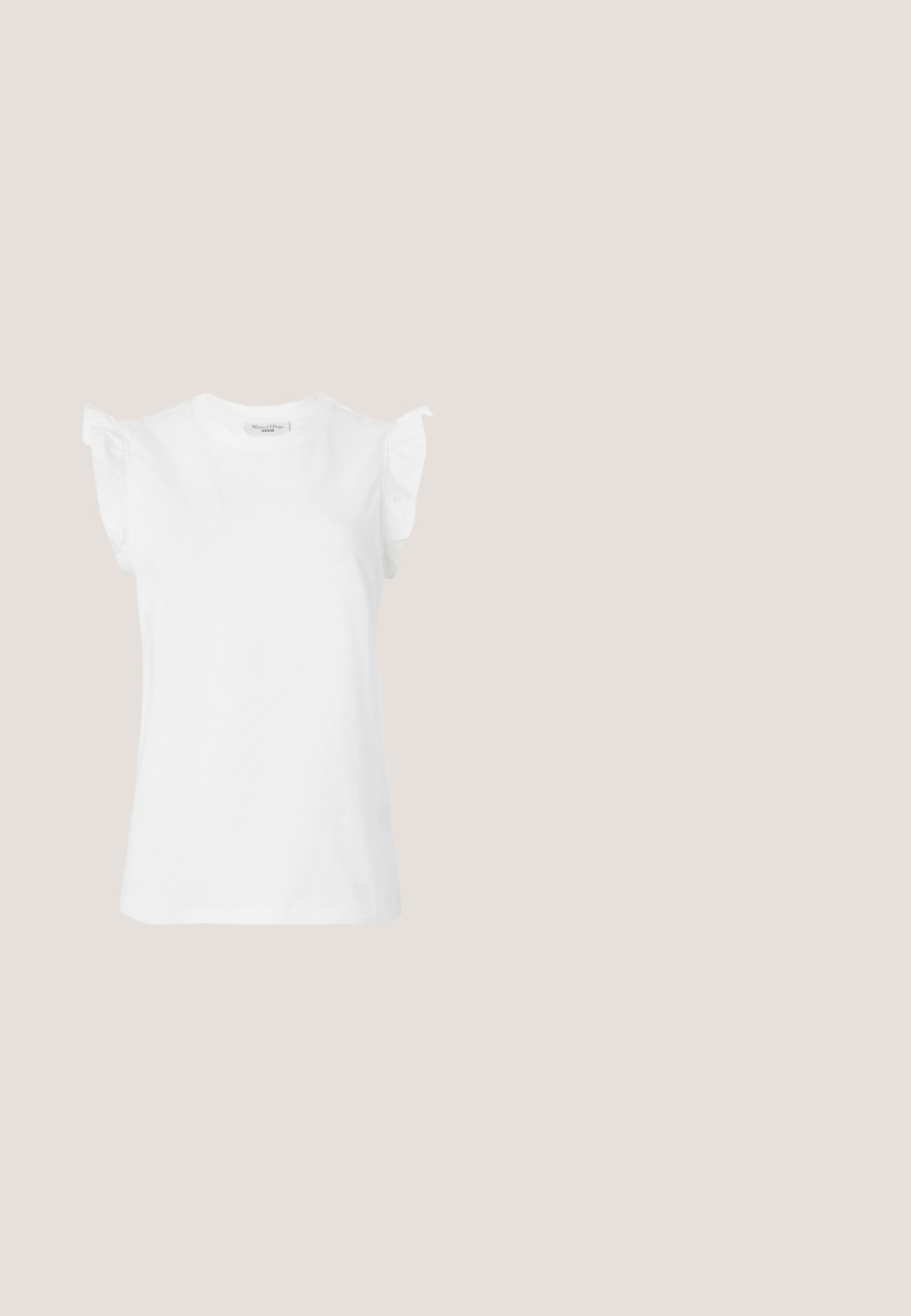 Hvid kortærmet t-shirt i bomuld med flæsekant på skuldrene og en rund halsudskæring. Glat tekstur og klassisk pasform.; Denim shorts i lyseblå med klassisk skæring, fem lommer og kobberaccent for kontrast. Tekstureret, mellemvægtigt stof.; Hvid lædersneakers med rund tå, glat tekstur og kontrasterende snørebånd. Har ventilationshuller og en tyk gummisål for komfort.; Sorte, kantede solbriller med grå linser; lavet af plast, med tykke stænger med en glat overflade og ingen synlig hardware.; Lille cremehåndtaske med tekstureret overflade, en lang justerbar rem, en kædeaccent og flaplukning. Detaljer i guldhardware.; Guldtonede hooop øreringe med en glat, rund form og en poleret finish. Har orange detaljer på bagsiden for sikker fastgørelse.