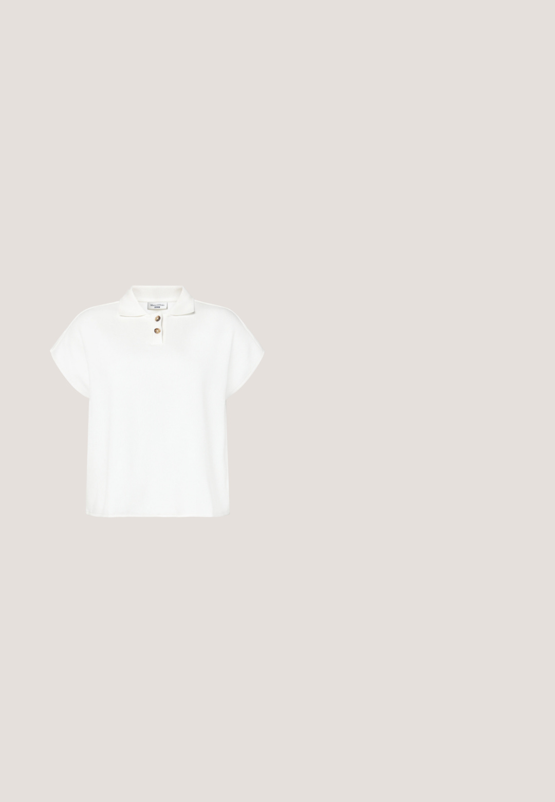 Hvid polo t-shirt med korte ærmer, to knapper og en opklappet krave, vist fladt mod en ensfarvet lys baggrund.; Beige A-formet midi-nederdel med synlige sømvdetaljer og en tætsiddende talje, lavet af glat læderlignende materiale.; Flad sko med spids tå i beige med sort slangeskindsprint. Har en sløjfedetalje foran og en lav, brun sål. Glat tekstur.; Sorte cat-eye solbriller med mat finish, der har grå tonede linser, skarpe vinkler og slanke sidearme. Mærkenavnet er synligt på den indre arm.; Guldmetalløreringe med et bølget design; glat, reflekterende overflade; asymmetrisk form; ingen synlige mønstre eller hardware.; Brunt bælte i syntetisk læder med et rektangulært spænde i guldfarvet metal og en glat overflade. Har en enkelt torn og huller til justering.
