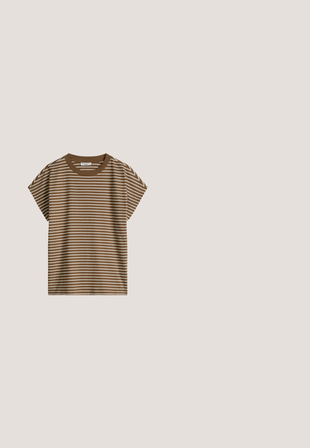 T-shirt marron à manches courtes avec des rayures horizontales blanches et un col rond côtelé.; Shorts marron longueur genou avec taille élastique et cordon avec embouts métalliques, sur fond blanc.; Chaussure à talon slingback en daim jaune avec deux grandes boucles, bout rond, petit talon et semelle noire. Présente des perforations sur les sangles.; Lunettes de soleil rectangulaires à motif écailles de tortue avec verres foncés et branches fines, arborant la marque "RALPH" sur la branche.; Pochette enveloppe en daim marron avec un petit logo doré sur le rabat et une fine chaîne dorée partiellement visible.; Collier chaîne en or avec un pendentif fleur orné de petits cristaux et une étiquette décorative au niveau du fermoir.