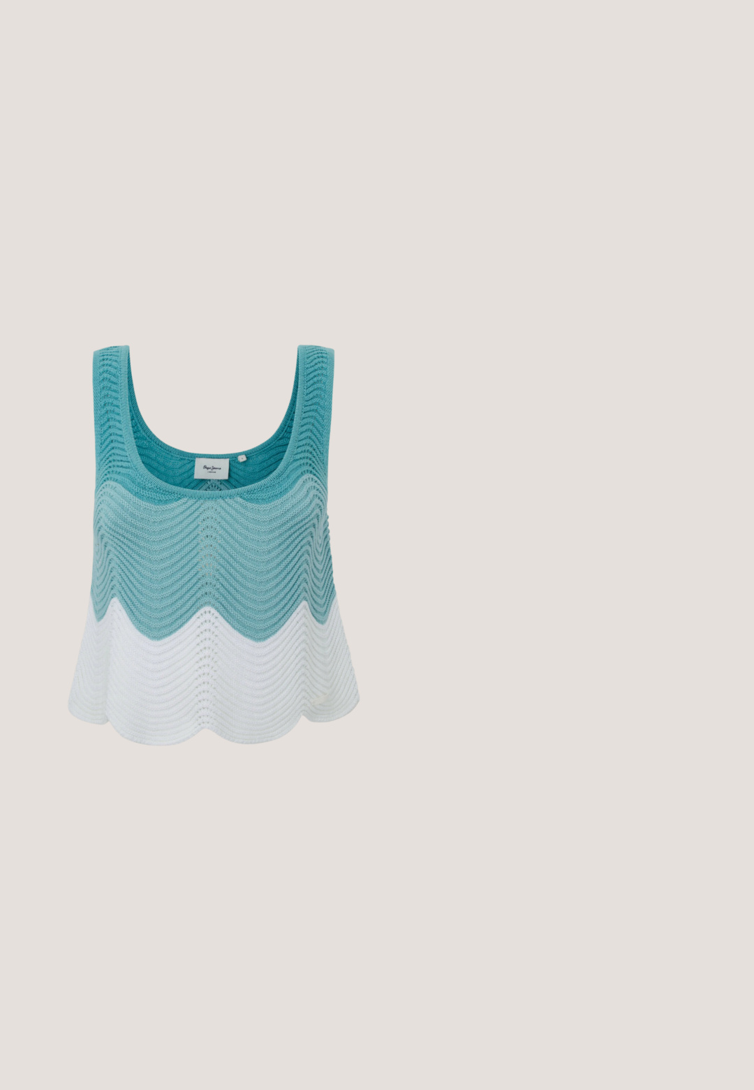 Strikket tanktop med et bølgemønster i gradient nuancer af teal og hvid. Rund halsudskæring, uden ærmer, let tekstur.; Lyseblå denimjeans med lige snit, to forlommer og knaplukning. Slidt struktur med let bleget område nær knæene.; Hvide lærreds sneakers med gummisåler, der har seks snørehuller, rund tå og let sømdetaljer, krydret med hvide ankelstrømper.; Et par rektangulære solbriller med lyseblå gennemsigtige stel og mørkegrå linser, der har lige templer og minimale hardware detaljer.; Beige skuldertaske lavet af glat læder med lynlås-lukning. Har et enkelt design, slank skulderrem og metalbeslag som detaljer.; Sølv hoops med en bølget, uregelmæssig tekstur. Har en tynd, cirkulær form og en reflekterende finish.