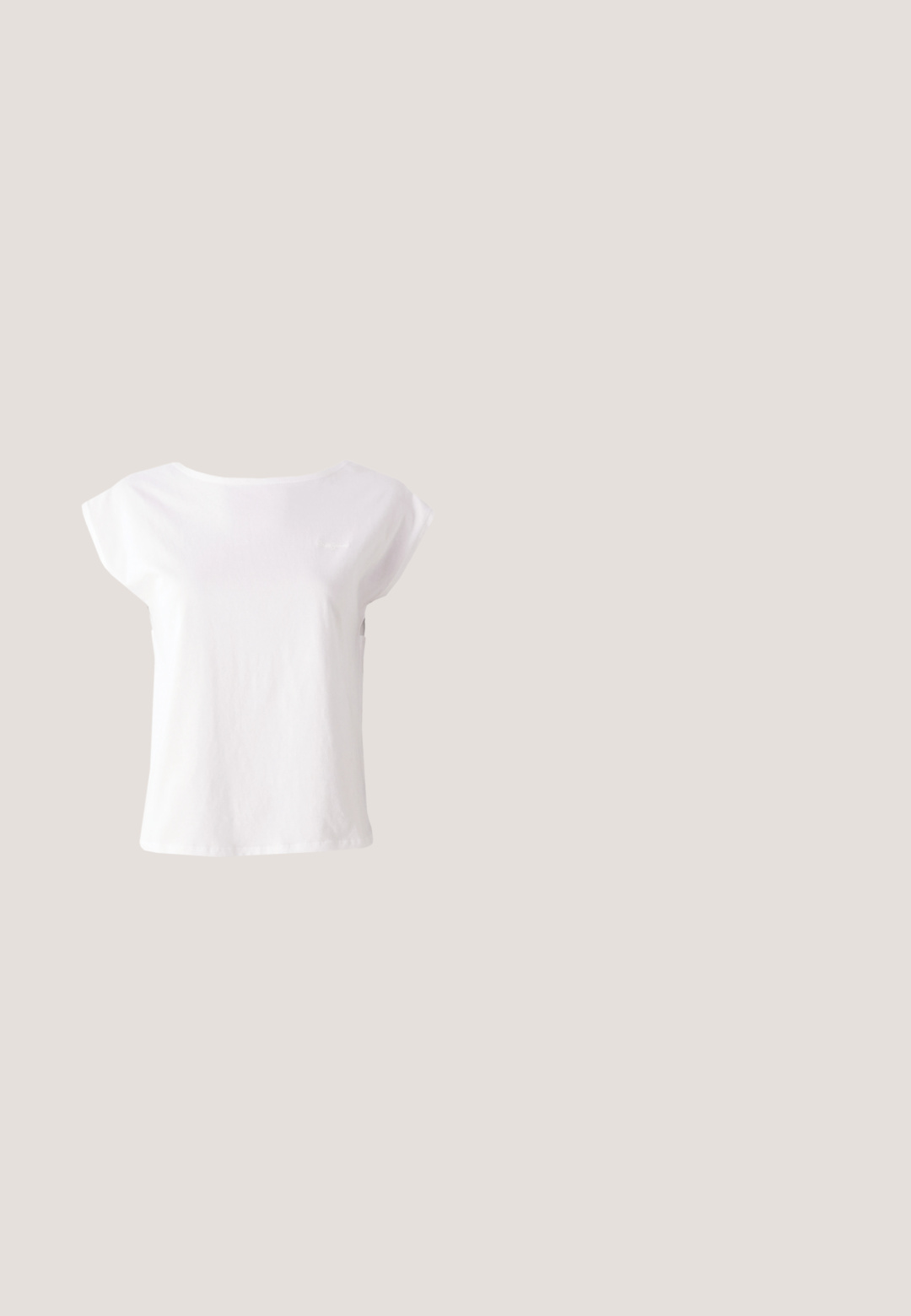 Hvid T-shirt med korte ærmer lavet af bomuld, med rund halsudskæring og et løst fit design. Inkluderer en diskret logo accent på brystet.; Blå falmede skinny jeans med forlommer, bæltestropper og knaplukning, præsenteret på en helt hvid baggrund.; Brune læder slid sandal med en bred rem og et guld spænde som accent, flad sål og glat overflade.; Firkantet tørklæde med navy ternet design omgivet af et blomsterprint i rød, grøn og guld på en cremefarvet baggrund. Glat tekstur.; Mørkebrun ruskind cylindrisk crossbody taske med justerbar tynd læderrem og top lynlås lukning.; Brun læderbælte med to cirkulære guldtonede spænder, glat tekstur og minimalistisk design. Længde og bredde varierer.