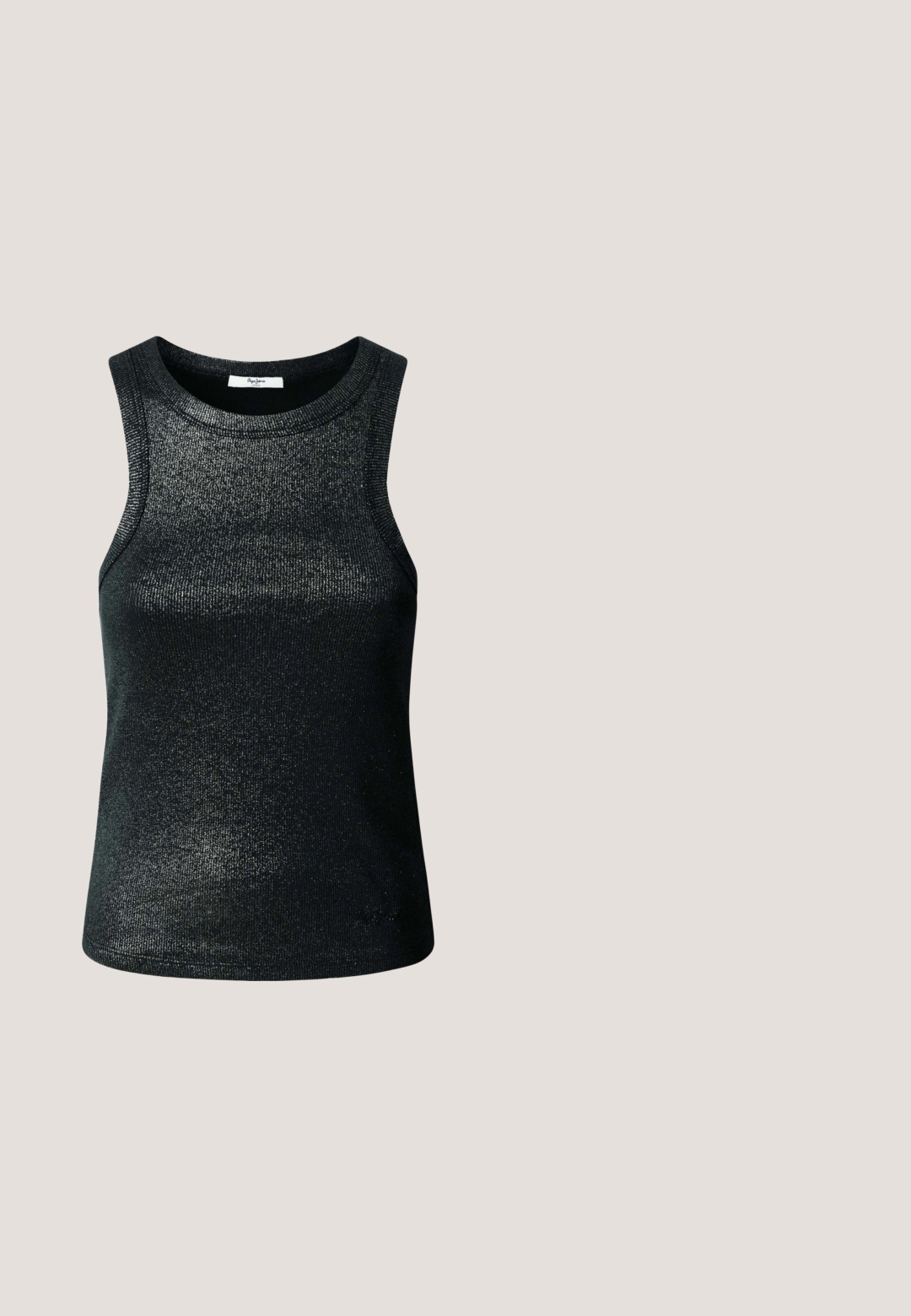 Sort, ærmeløs top lavet af et skinnende, tekstureret stof. Har en rund halsudskæring og en tætsiddende form, velegnet til afslappet eller lag-på-lag brug.; Sort læderskirt med tætsiddende design, der har fem sølvfarvede metalknapper ned foran og en lige kant. Glat tekstur.; Simmi London DALA - Pumps - black; Ovale briller med en metallisk sølvramme, klare linser og strukturerede perleaccentede stænger. Letvægtsdesign med buede arme.; Sort mesh håndtaske prydet med sølvnitter, udstyret med et buet håndtag og en kædetraspe. Blød tekstur med en rund form.; Par skinnende sølvøreringe med tynde trådlåse, vist på en lys grå baggrund.