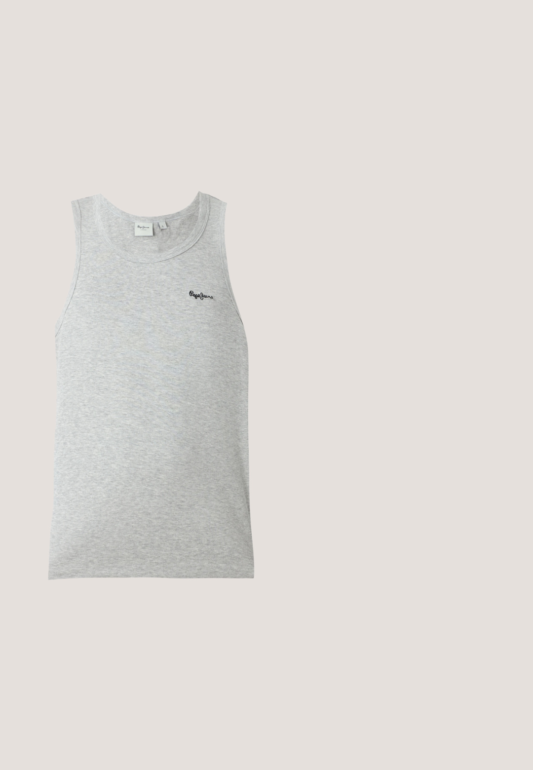 Lysegrå ærmeløs ribbet tanktop med rund halsudskæring og lille sort "Pepe Jeans" logo på øverste venstre bryst.; Lyseblå denimjeans med lige ben, fem lomme-design og knaplukning i taljen.; Hvid lædersneaker med en glat tekstur, med en beige 'V'-logo, rund tå, snørelukning og en sål af gumgummi.; Sorte rektangulære solbriller med mørke tonede glas og tykke stel placeret på en lys overflade.; Lyseblå blød stofnettaske med sort-hvid skulderstrop mod en ensartet lys baggrund.; Sølvmetal stud øreringe med en vinkelret hexagonal form, der har en poleret overflade og en sikker bagstik fastening.