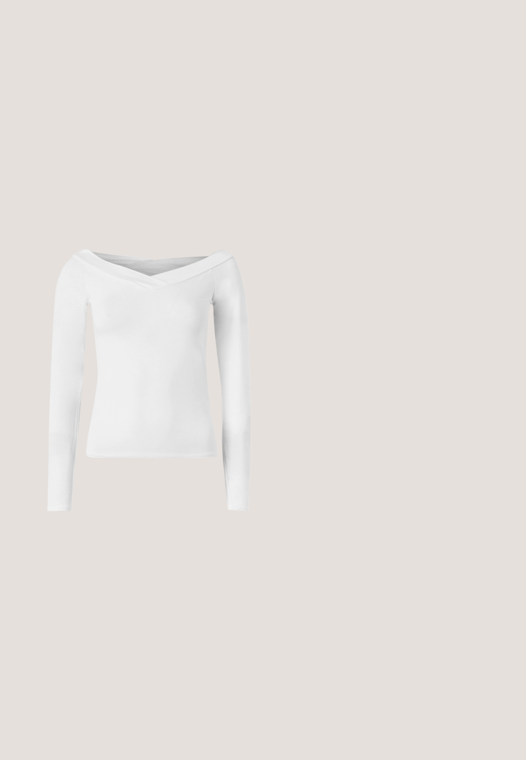 Hvid langærmet off-shoulder skjorte med V-formet halsudskæring og tætsiddende silhuet på hvid baggrund.; Blå denimjeans med høj talje, forlommer med lap, knap- og lynlås-lukning og en let udvidet ben-silhuet.; Sorte læder flade sko med spids tå, samling detaljer omkring åbningen, og en sølv spænde accent på den justerbare rem.; Sorte ovale solbriller med tynde arme og rødtonede linser, der ligger på en hvid overflade.; Rosa, polstret håndtaske med afrundet design, lavet af skinnende materiale. Har et samlet håndtag og en lynlås til sikker adgang.; Sølvstjernede øreringe med en poleret, blank overflade. Hver ørering har fem spidser og subtile teksturdetaljer på overfladen.