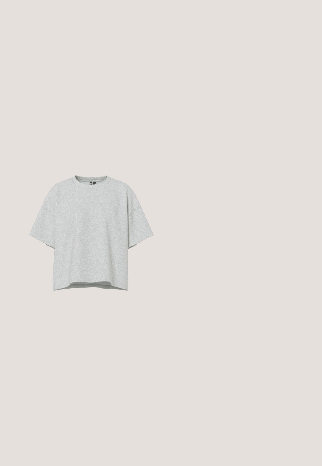 Grijze kortemouwen t-shirt met een relaxte pasvorm, ronde halslijn en zachte textuur. Geen patronen of accentueringen zichtbaar.; Zwarte high-waisted spijkerbroek met wijde pijpen, frontknopen en ritssluiting, ceintuurlussen en een vijf-pocket stijl.; Zwarte rubberen klomp met ventilatiegaten, verhoogde hak en verstelbare band. Gladde textuur en afgeronde vorm.; Zwarte cat-eye zonnebril met donkergrijze lenzen, slank plastic frame, puntige hoeken en rechte pootjes. Geen zichtbare hardware of accenten.; Gouden ketting met kleine, ronde, getextureerde hangers die gelijkmatig over de lengte verdeeld zijn, met een gepolijste afwerking en delicate schakel.; Zwarte leren riem met een gladde textuur, ovaal zilveren metalen gespsluiting en meerdere verstelgaten langs de band. Platte, minimalistische uitstraling.