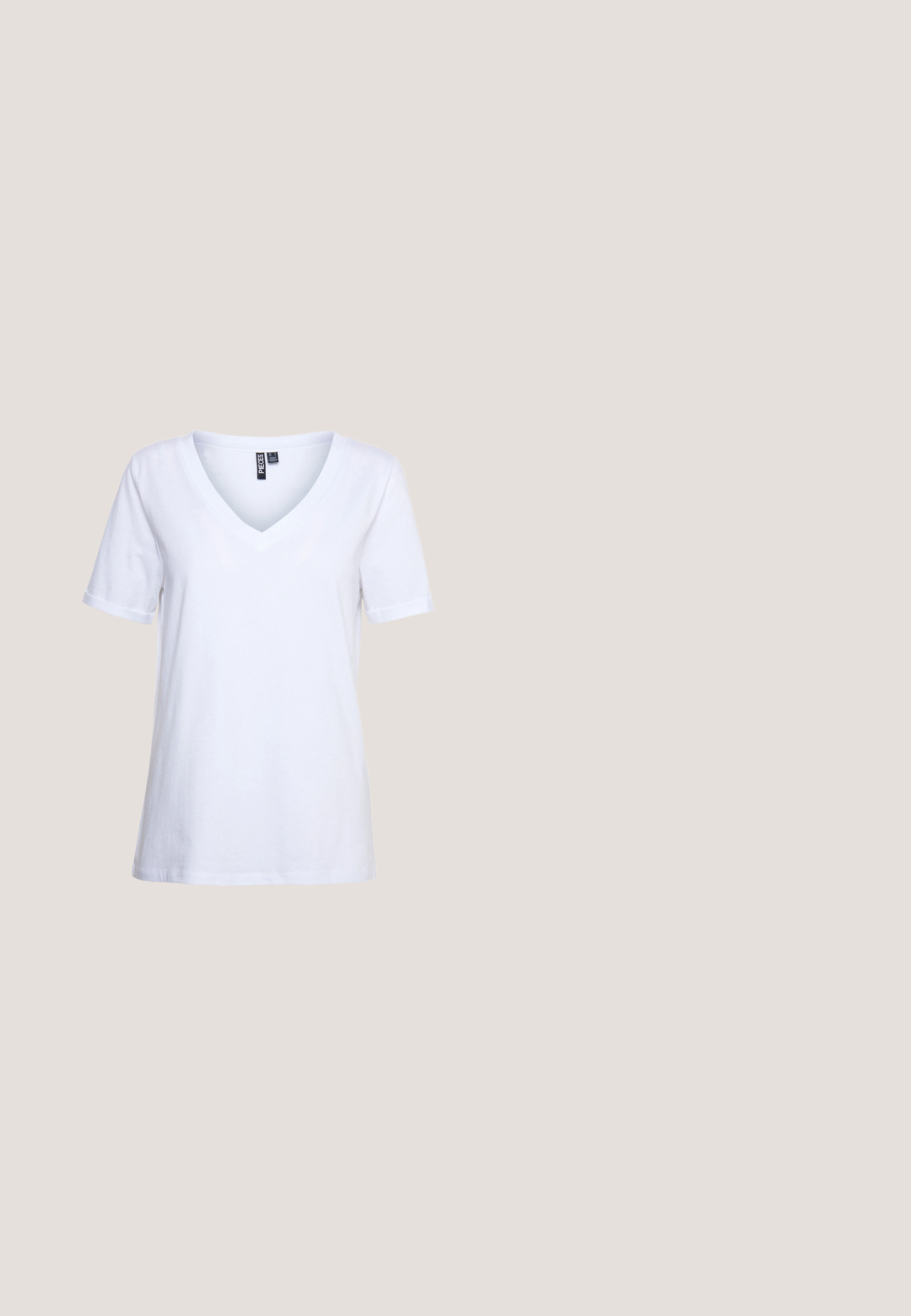 Witte kortekorte mouw V-hals t-shirt van katoen, met een gladde textuur en opgerolde mouwen met een rechte zoom. Eenvoudig ontwerp.; Hogestraat, slim-fit jeans in donkerblauwe denim. Voorzien van vijf zakken, riemlussen en een knoopsluiting met subtiele vervaging langs de benen.; Zwarte leren platform sandalen met een open teen ontwerp, enkelbandje en een stevige vierkante hak. Soepele textuur en minimalistische stijl.; Zwarte rechthoekige zonnebril met donkere getinte lenzen, een dik plastic montuur en brede scharnieren. Glad oppervlak en hoekig ontwerp.; Zilveren hoepeloorbellen, cirkelvormig, met een gladde glanzende textuur en een constante breedte. Minimalistisch ontwerp zonder extra accenten.; Zwarte leren riem met een zilveren metalen gespan, met een gladde textuur en een klassiek ontwerp. De riem heeft een breedte van 3,8 cm.