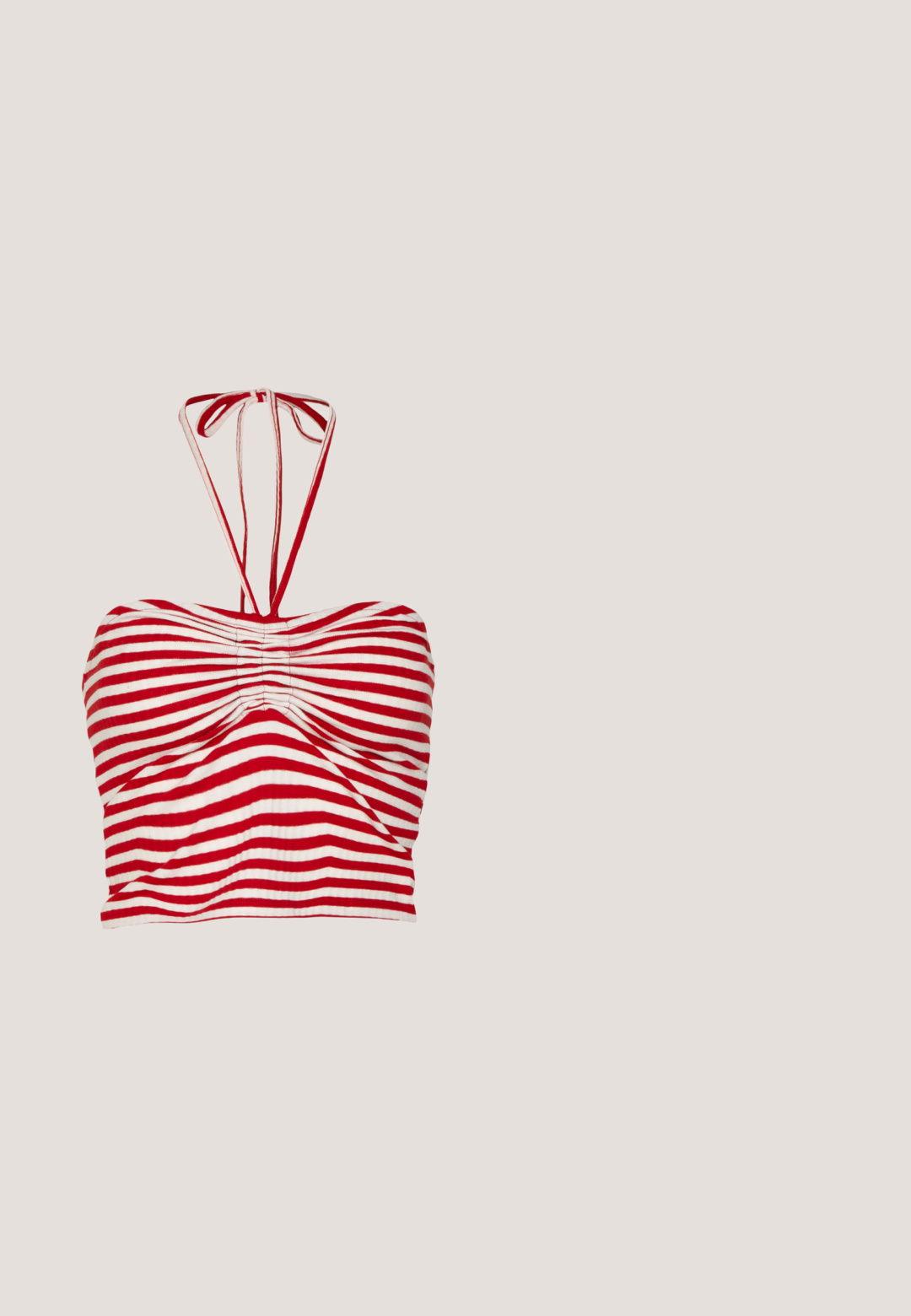 Pieces PCLAYA CROPPED TIE TUBE - Top - high risk red/bright white; Højtaljede, lyseblå, vide bukser med knap og lynlås fortil, bæltestropper og fem lomme-stil.; Hvide kile sandaler med en tekstureret rebplatform, der har en tynd ankelrem og et glat, lukket tådesign.; Sorte rektangulære solbriller med mørkt tonede linser, tyk plastramme og brede stænger. Glat overflade og kantet design.; Rød læderhåndtaske med et kantet, geometrisk design. Har en enkelt justerbar rem og en klaplukning med syede detaljer.; Guld hoops øreringe med et glat, rundt design og en blank finish. Letvægts konstruktion med en sikker låsemekanisme.