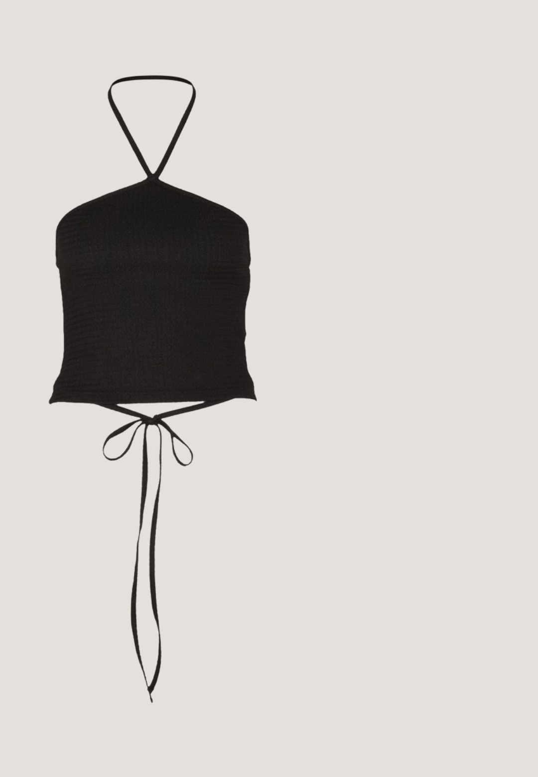 Pieces PCKUPA CROPPED - Μπλούζα - black; Μίντι φούστα με λεοπάρ σχέδιο σε μπεζ και μαύρο. Διαθέτει ελαστική μέση και πλισέ σχεδίαση για επιπλέον κίνηση και εφαρμογή.; Μαύρες πλατφόρμες από λείο υλικό, με δύο ρυθμιζόμενες λουρίδες με αγκράφες και υφή στη σόλα για πρόσφυση.; Μαύρα γυαλιά ηλίου cat-eye με σκούρους γκρίζους φακούς, κομψό πλαστικό σκελετό, μυτερές γωνίες και ίσιους βραχίονες. Χωρίς ορατό υλικό ή διακοσμητικά στοιχεία.; Μαύρη δερμάτινη τσάντα χεριού με δομημένο σχήμα, απαλή υφή και έναν μόνο ιμάντα ώμου. Διαθέτει μια διακριτική, στρογγυλεμένη σχεδίαση καπακιού.; Ασημένες κρίκοι σκουλαρίκια που περιλαμβάνουν ένα charm σε σχήμα σταυρού και καρδιάς. Λείο, γυαλιστερό υφή με γυαλισμένη φινίρισμα. Κάθε charm κρέμεται από έναν ασφαλή βρόχο.