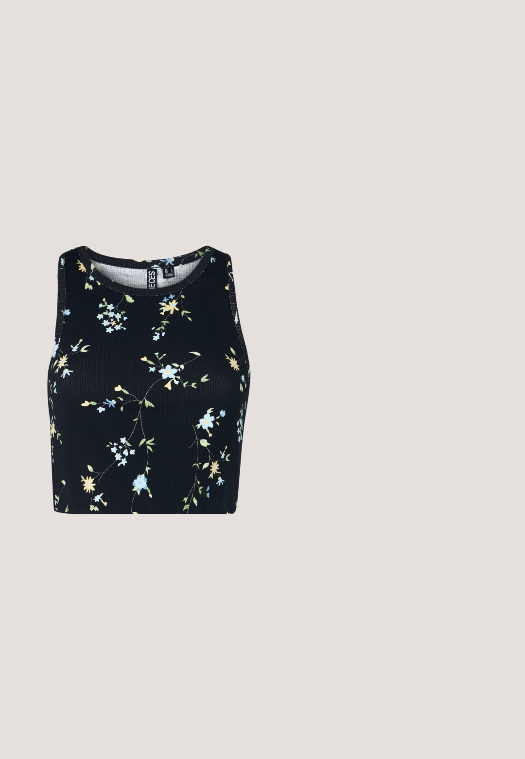 Čierny rebrovaný crop top s kvetinovým vzorom v modrej a žltej farbe, s okrúhlym výstrihom a bezrukávovým dizajnom.; Čierne rebrované nohavice s voľným strihom a elastickým pásom, s textúrovanou tkaninou a priamym strihom, vhodné na neformálne nosenie.; Čierna vysoká plátenná teniska s bielou gumovou podrážkou a bielymi šnúrkami, zobrazená zboku na bielom pozadí.; Párik obdĺžnikových slnečných okuliarov s svetlomodrými priehľadnými rámami a tmavosivými sklami, s rovnými stranami a minimálnymi hardvérovými detailmi.; Čierna textilná ramenná taška s mäkkým štruktúrovaným povrchom, zaobleným tvarom a jedným popruhom. Minimalistický dizajn bez viditeľného hardvéru alebo akcentov.; Strieborné kruhové náušnice s minimalistickým dizajnom. Cirkulárny tvar, hladký povrch a tenký profil. Ľahké s lesklým povrchom.