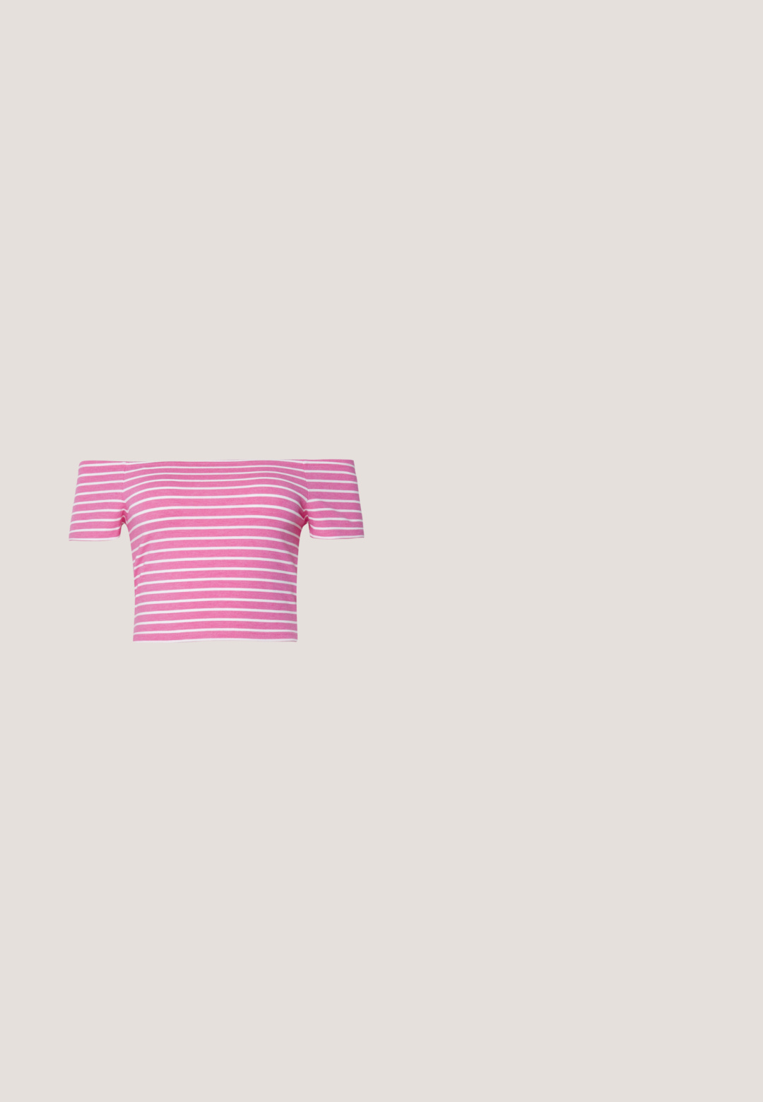 Off-the-shoulder pink crop top med hvide striber; lavet af strækbart stof; korte ærmer; tætsiddende design; glat tekstur.; Hvide denim jeans med lige ben, fem-lommestil og kobberdetaljer. Rå kantfinish ved anklerne.; Hvide sportsko med lyserøde accenter, lavet af ruskind og læder, rund tå og gummisål, vist med lyse sokker på en gul baggrund.; Lyserøde transparente solbriller med ovale linser, mørkerød toning og slanke stænger, der har en glat overflade og diskret detaljering på rammen.; Cremefarvet læderhandbag med rektangulær form, flad hank og aftagelig rem; har en frontklap med magnetlukning.; Sølvøreringe i form af hoops med en glat, blank finish. Cirkulær form, der har en sikker lås. Simpelt og elegant design.