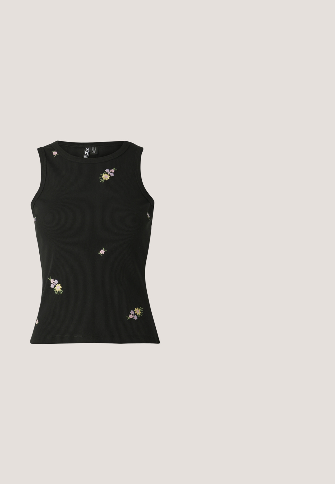 Sort ribbet tanktop med flerfarvet blomsterbroderi. Rund halsudskæring og tætsiddende design, velegnet til hverdagsbrug.; Den sorte nederdel har en bred elastisk talje og et samlet, letvægtsstofdesign, der skaber en flydende form med en subtil tekstur.; Ben iført hvide sokker og sorte Adidas Gazelle sneakers med hvide striber og tykke brune såler på et gråt tæppe.; Sorte solbriller med rektangulært stel, mørke linser, glat plastmateriale og en metalaccent på templet.; Sort polstret håndtaske med et rundt håndtag, der har en glat, skinnende overflade og en blød, kviltet tekstur. Ingen synlige hardware eller accenter.; To uregelmæssigt formede ringe side om side, den ene sølv med teksturerede detaljer, den anden glat og mat guld.