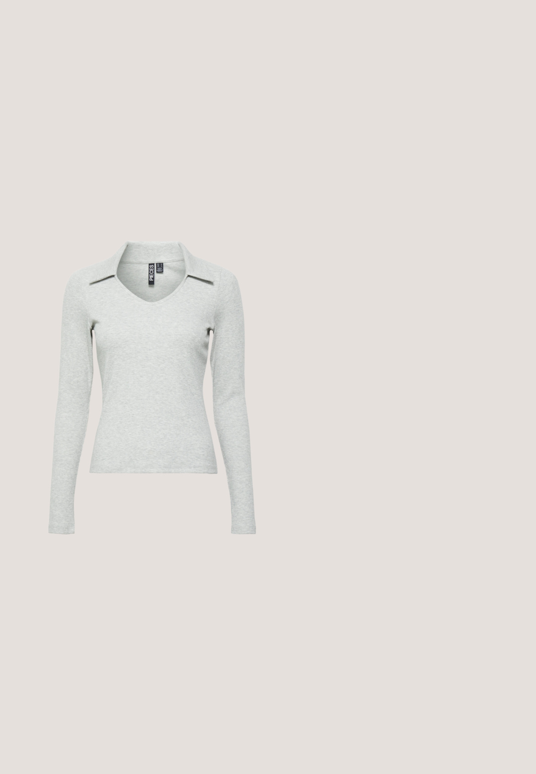 Top de manga larga en un gris claro, con escote en V y cuello, fabricado en un suave tejido texturizado que presenta un diseño ajustado y un detalle mínimo.; Jeans skinny azul oscuro de mezclilla, con un clásico diseño de cinco bolsillos, cierre de botón y un ligero desgaste en los muslos.; Mocasines de cuero negro con detalles texturizados, tacón bajo, puntera redonda y costuras visibles. Modelo vistiendo pantalones oscuros y una blusa gris.; Gafas de sol rectangulares negras con lentes oscuros, montura de plástico grueso y patillas anchas. Superficie lisa y diseño anguloso.; Pieces PCNIBINA HARMONICA CROSS BODY - Bandolera - black; Pendientes de aro de plata con un acabado pulido, que presentan una forma circular y un cierre de gancho. Textura suave con detalles mínimos.