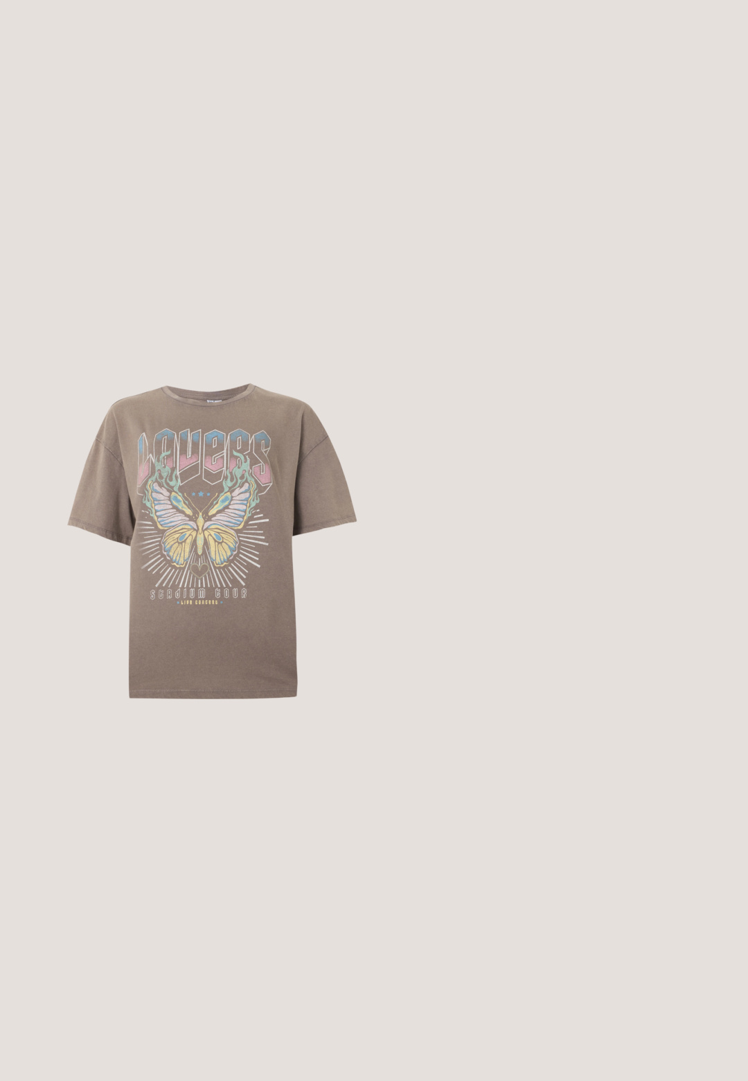 Bruine oversized t-shirt met grote kleurrijke vlinderafbeelding, de tekst "WAVES" erboven en de tekst "Stadium Tour live concert" eronder aan de voorkant.; Zwarte denim mini-rok met een vervaagd sterrenpatroon. Heeft een hoge taille, vijf zakken en contrasterende stiksels. Klassieke knoopsluiting.; Kniehoge zwarte leren laarzen met een vierkante neus, brede hak en een decoratieve band met metalen accenten rond de enkel. Gladde textuur.; Zwarte ovale zonnebril met slanke pootjes en rood getinte glazen, rustend op een witte ondergrond.; Zwarte leren schoudertas met gespsluiting aan de riem, afgeronde hoeken en contrasterende witte stiksels op een effen achtergrond.; Zilveren oorbel met een gepolijste afwerking, met kleine gouden accentdetails en een ronde vorm, gedragen op de oorlel.