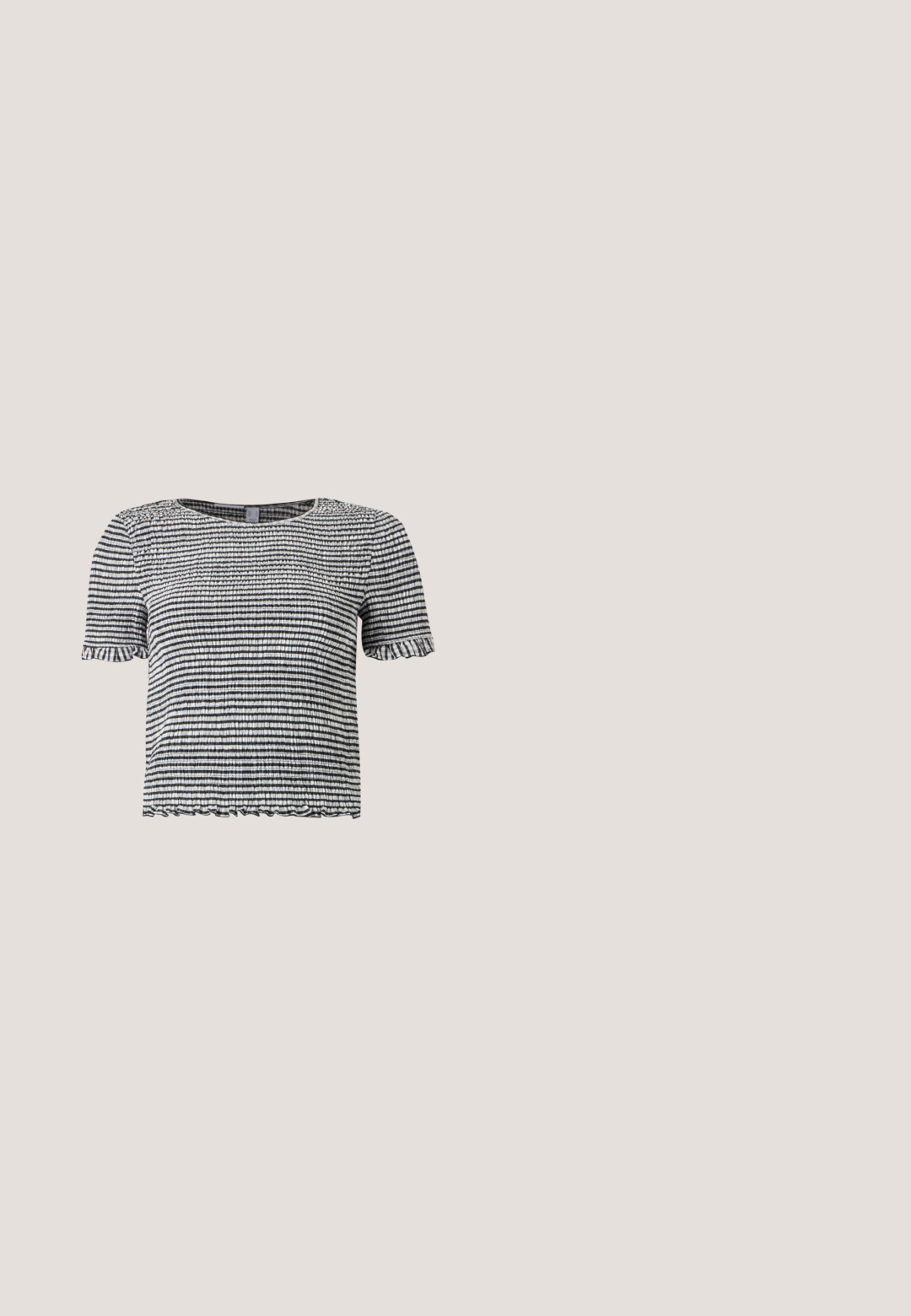 Haut à manches courtes rayé noir et blanc en tissu texturé smocké avec des bords volantés aux manches et à l’ourlet.; Jean évasé gris avec taille haute, fermeture à bouton, cinq poches et accents de couture subtils. Fabriqué en denim avec une texture lisse.; Chaussure plate en cuir noir avec un nez pointu, des détails froncés autour de l'ouverture et un accent en boucle argentée sur la bride ajustable.; Lunettes de soleil noires avec une monture rectangulaire élégante et des verres bleus. Présente une texture lisse et des branches robustes. Logo de la marque sur le côté.; Petit sac à main noir brillant avec deux longues anses et des détails à cordon sur les côtés sur un fond clair uni.; Boucles d'oreilles argentées en forme d'étoile, avec une surface lisse et brillante. Chaque boucle d'oreille possède cinq pointes et des détails subtils de texture de surface.