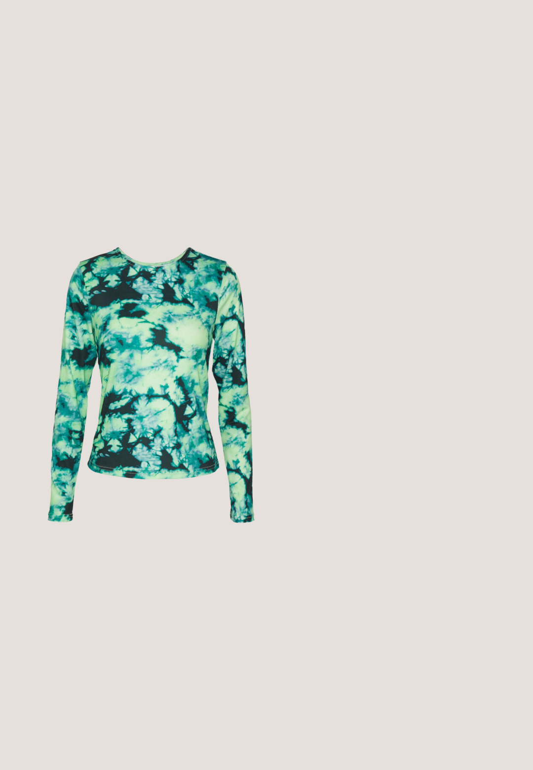 Pieces PCKAMMA O NECK CUT OUT  - Μπλούζα με μακριά μανίκια - pistachio green/abstract black; Τζιν σαλοπέτα με ρυθμιζόμενες τιράντες, μπροστινή τσέπη και λεπτομέρειες με κουμπιά στο πλάι. Σκούρο μπλε χρώμα και ίσια γραμμή με φθαρμένη υφή.; Μαύρο ψηλό sneaker από καμβά, με λευκές ραφές, καπάκι από καουτσούκ στη μύτη, παχύ λευκό πέλμα και λεπτομέρεια μαύρης ρίγας.; Μαύρα γυαλιά ηλίου με ορθογώνιο σκελετό, σκούρους φακούς, λεία πλαστική υφή και μεταλλική λεπτομέρεια στο βραχίονα.; Ροζ, επενδεδυμένη τσάντα χειρός με στρογγυλεμένο σχέδιο, κατασκευασμένη από γυαλιστερό υλικό. Διαθέτει μαζεμένη λαβή και κλείσιμο με φερμουάρ για ασφαλή πρόσβαση.; Ζεύγος λαμπερών ασημένιων κρίκων με λεπτές σύρμα σφραγίδες, παρουσιασμένα σε ανοιχτό γκρι φόντο.