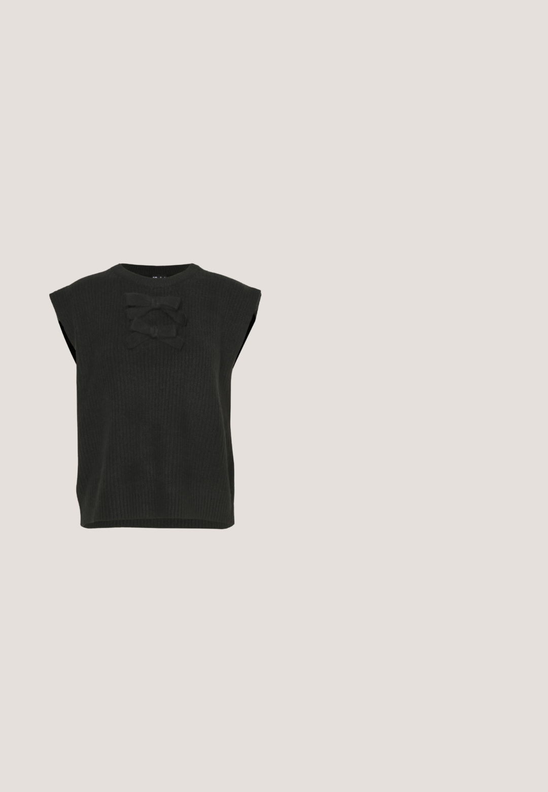 Zwart geribbelde top met brede armsgaten en een ronde halslijn. Heeft een opvallende tekstuur strikdetail op de voorkant.; Hoge taille, wijde jeans in donkerblauwe denim. Beschikt over vijf zakken, riemlussen en een vervaagde textuur met contrasterende stiksels.; Zwarte leren mule klomp met een brede band en een messing gesp-detail. Beschikt over een getextureerde rubberen zool met gele stiksels.; Zwarte ovale zonnebril met slanke pootjes en rood getinte glazen, rustend op een witte ondergrond.; Kleine glanzende donkerrode handtas met enkele band, zilverkleurige rits en "RAID"-logo middenvoor.; Zilveren oorbellen in de vorm van een ring met een gepolijste afwerking, met een cirkelvorm en een scharnierende postsluiting. Glad oppervlak met minimale details.