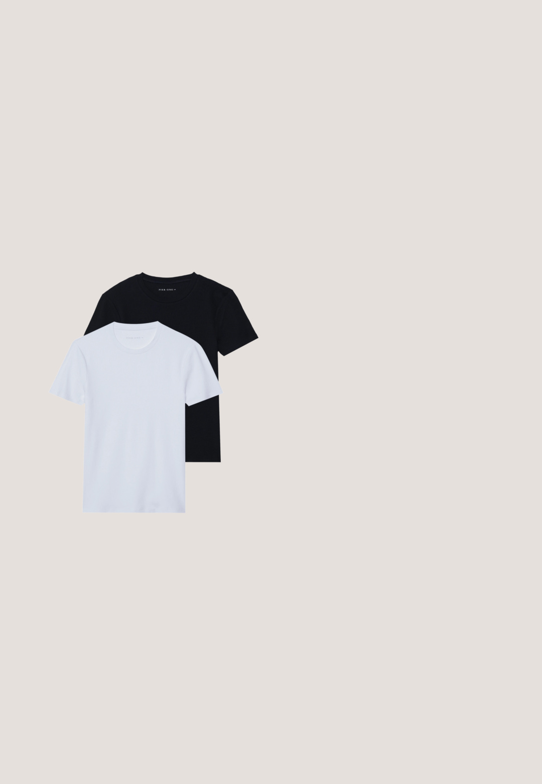 To kortærmede t-shirts med rund hals, en sort og en hvid, lavet af blødt bomuldsstof med ribbet struktur. Klassisk pasform design.; Sorte, skræddersyede bukser med høj talje, bæltestropper, forreste læg, sidelommer samt knap- og lynlåslukning.; Sorte læderankelstøvler med elastiske sidepaneler, en glat tekstur, rundet tå og lav blokhæle. Enkel, strømlinet design med minimal syning.; Rektangulære solbriller med sort metalstel og mørke tonede linser, hvilende på en hvid overflade.; Hvid perlehalskæde med sølvfarvede rhinsten-afstandsstykker og en sølvfarvet kædelås, vist mod en ensartet lys baggrund.; Sort læderbælte med en sølvmetal spænde, der har en glat overflade og et klassisk design. Bæltet er pænt foldet.